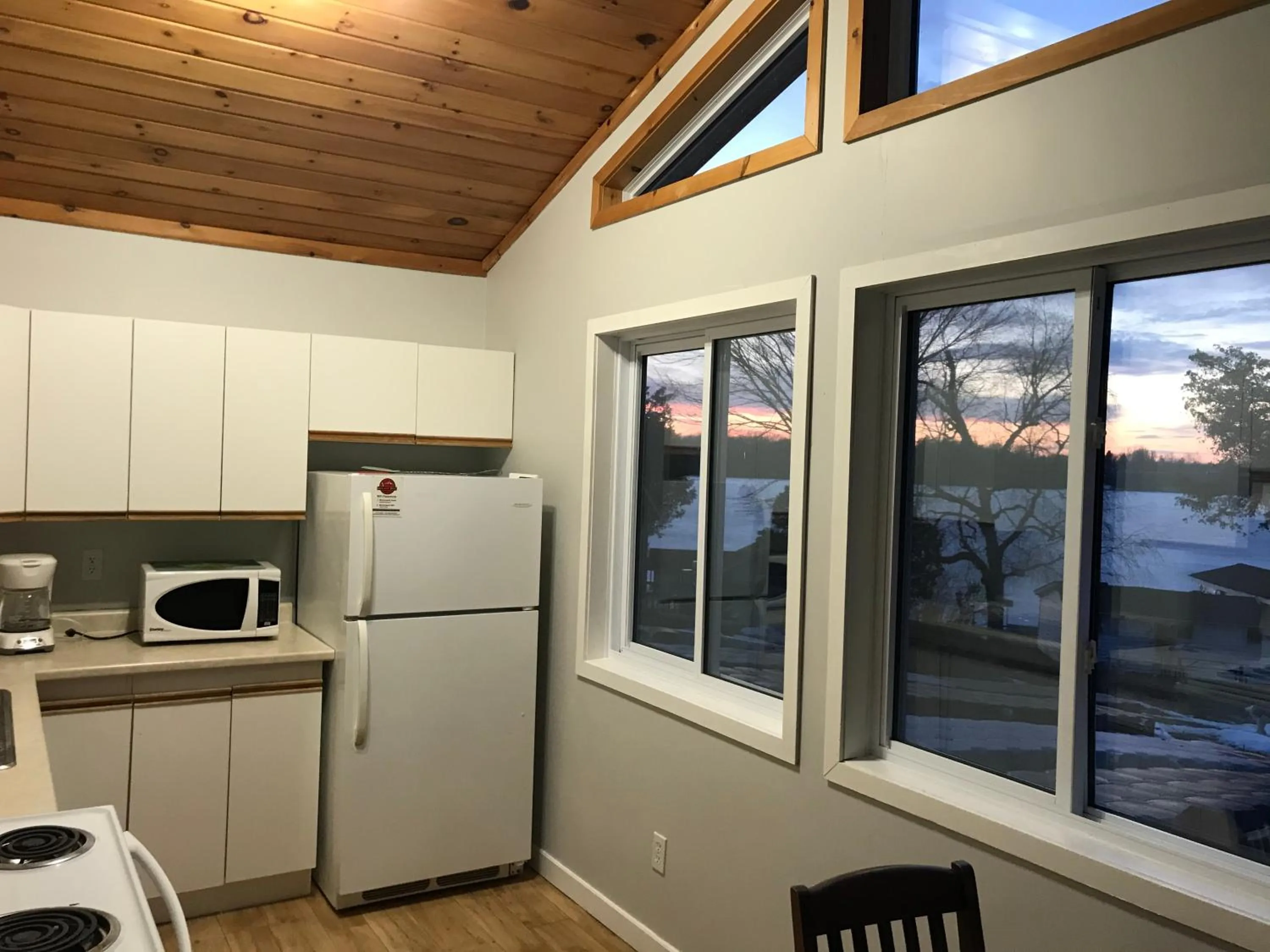 Kitchen or kitchenette in Merland Park Cottages and Motel