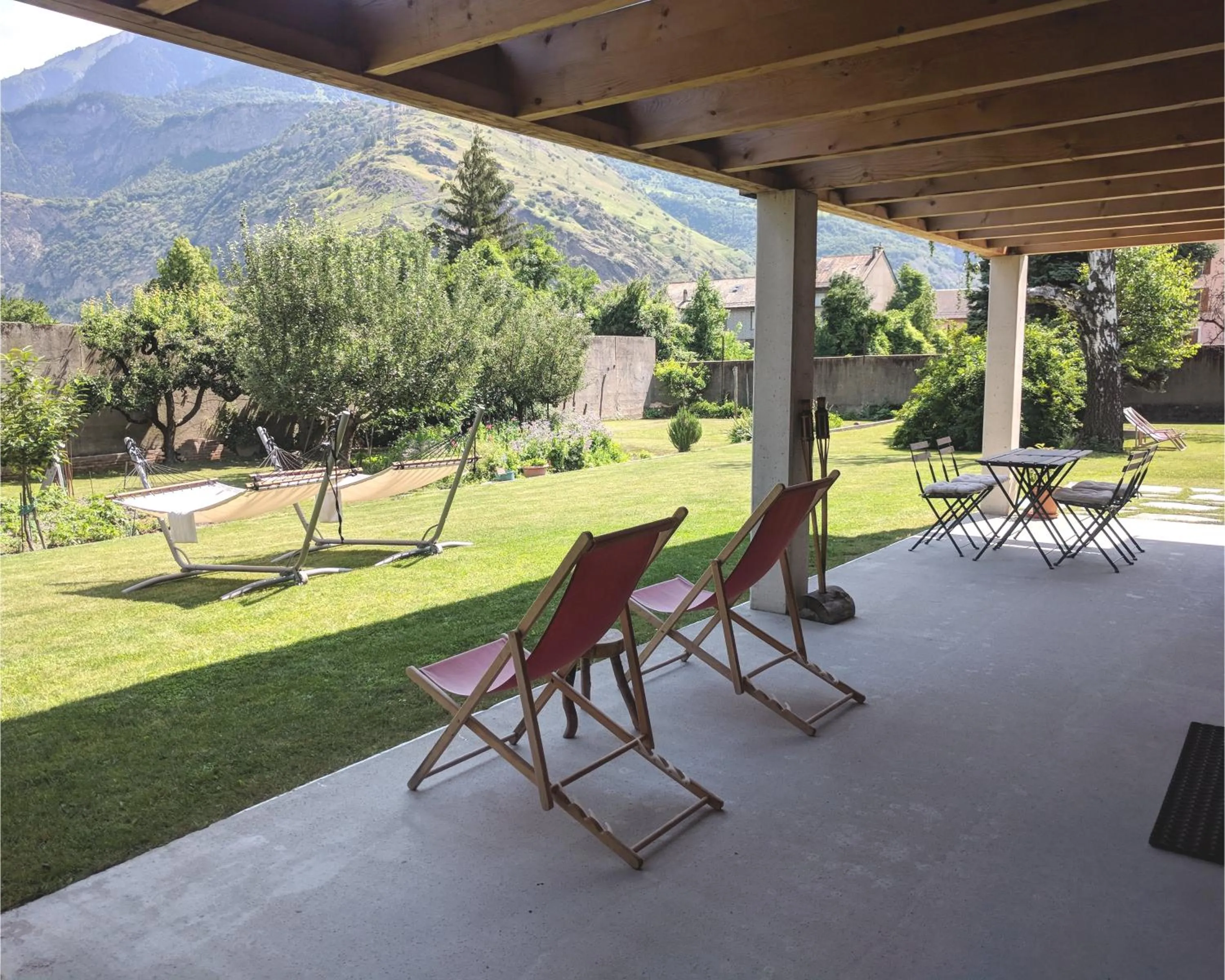Garden view in Chalet Les Cols - Chambres avec terrasse & jardin - proche de la nouvelle gare