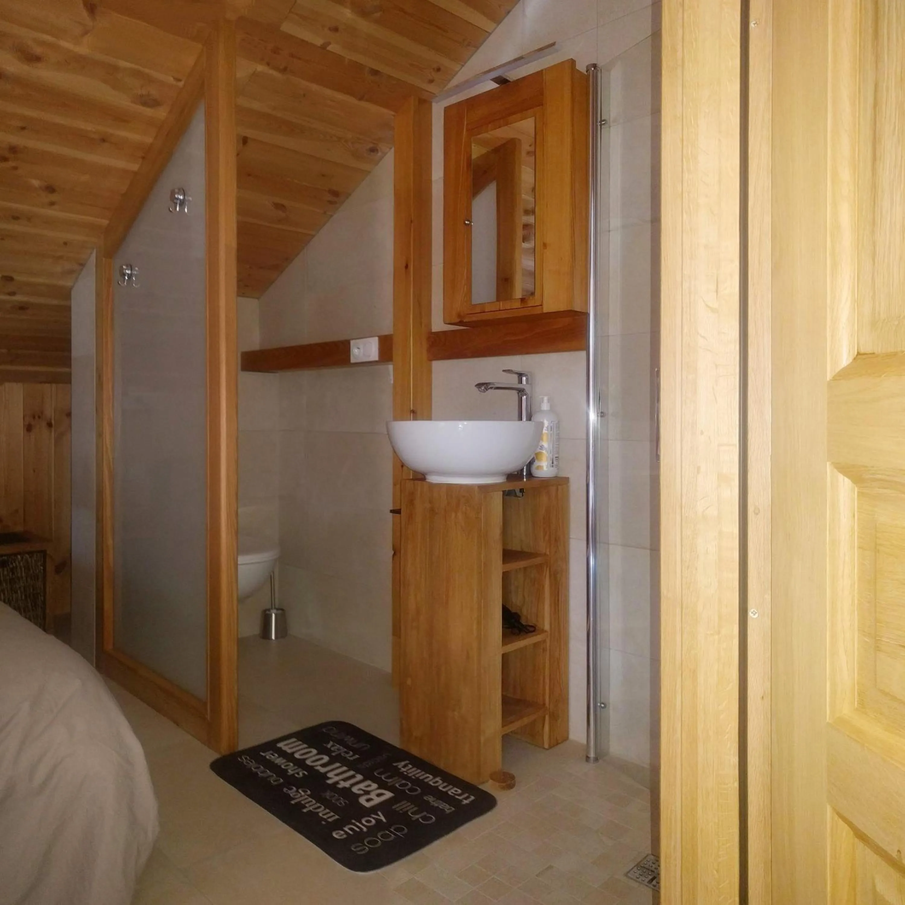 Bathroom, Bed in Chalet Les Cols - Chambres avec terrasse & jardin - proche de la nouvelle gare