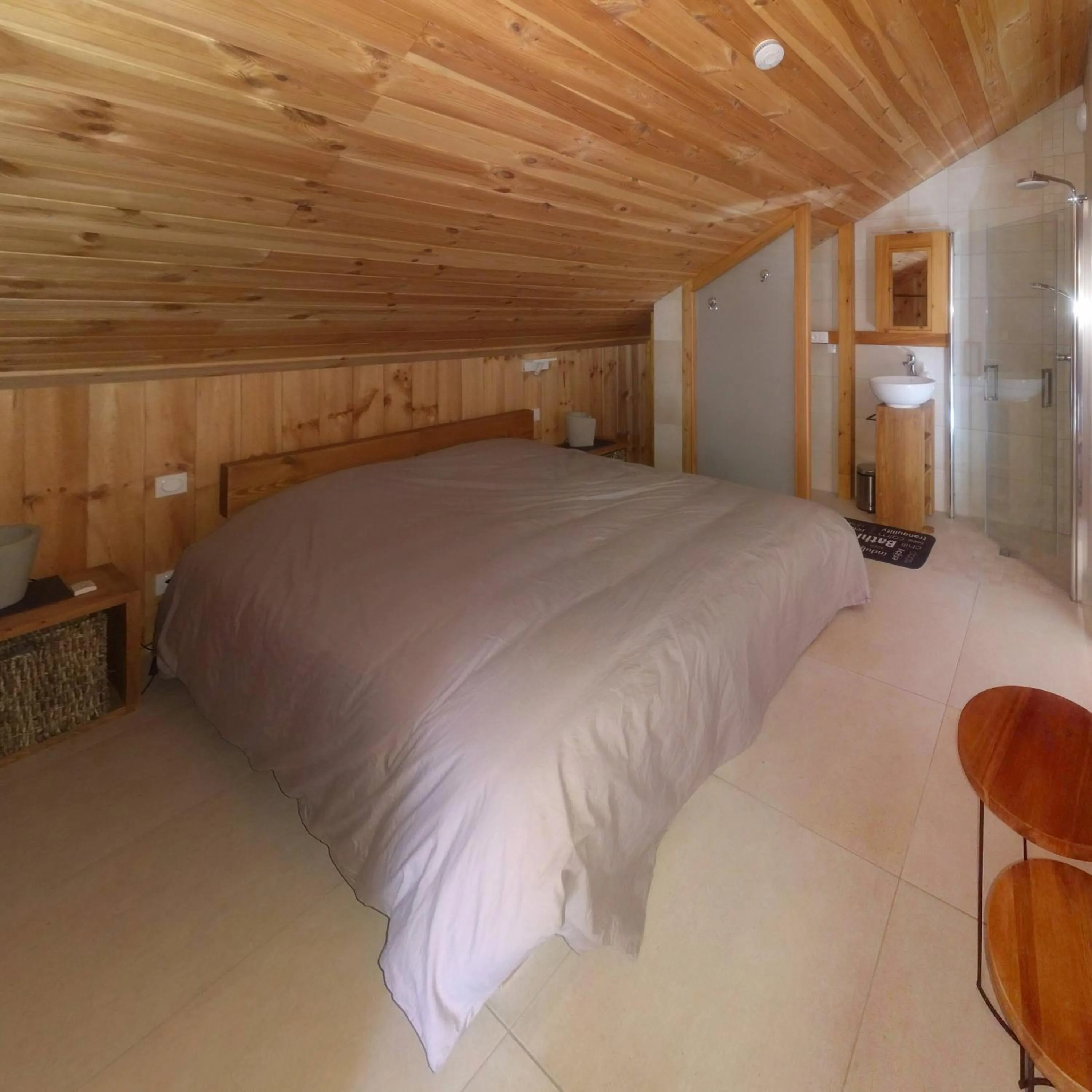 Bedroom, Bed in Chalet Les Cols - Chambres avec terrasse & jardin - proche de la nouvelle gare