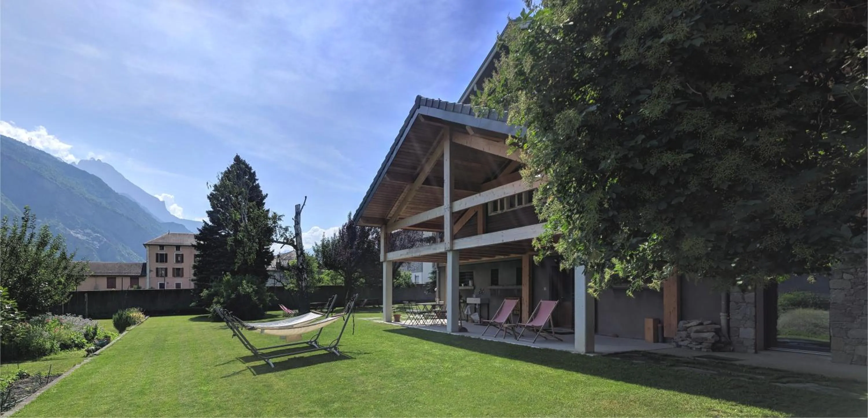 Garden view in Chalet Les Cols - Chambres avec terrasse & jardin - proche de la nouvelle gare