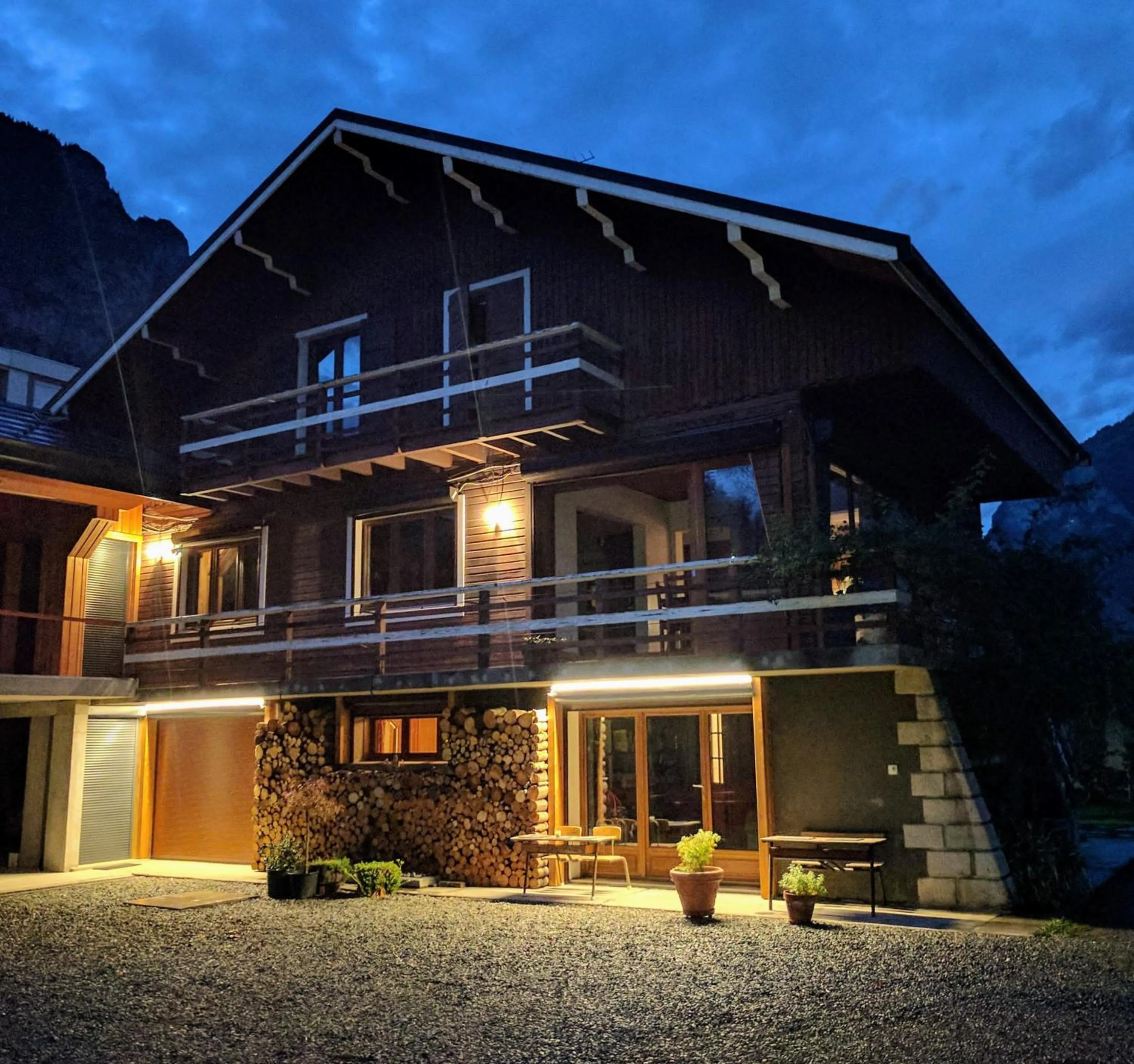Property building in Chalet Les Cols - Chambres avec terrasse & jardin - proche de la nouvelle gare