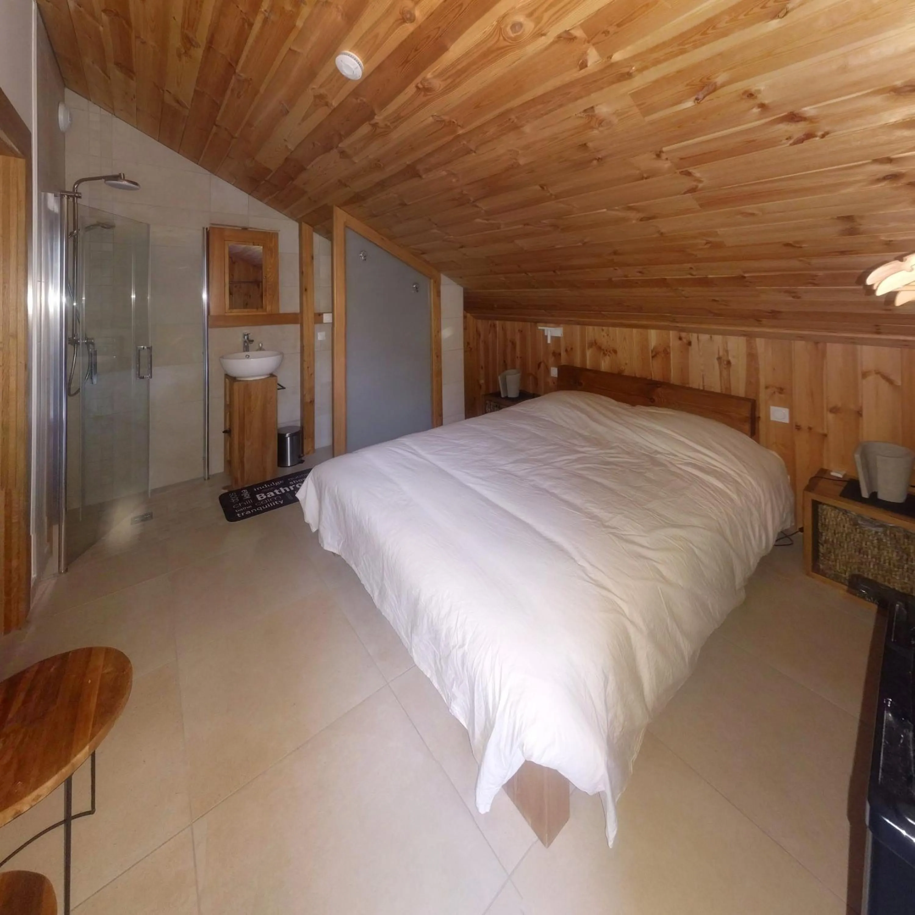 Bedroom, Bed in Chalet Les Cols - Chambres avec terrasse & jardin - proche de la nouvelle gare