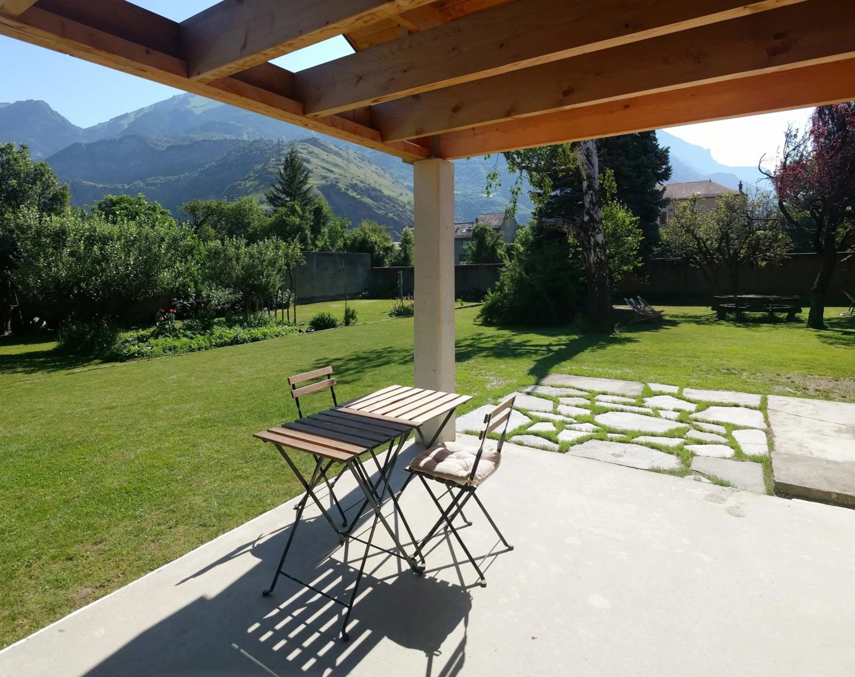 Garden view in Chalet Les Cols - Chambres avec terrasse & jardin - proche de la nouvelle gare