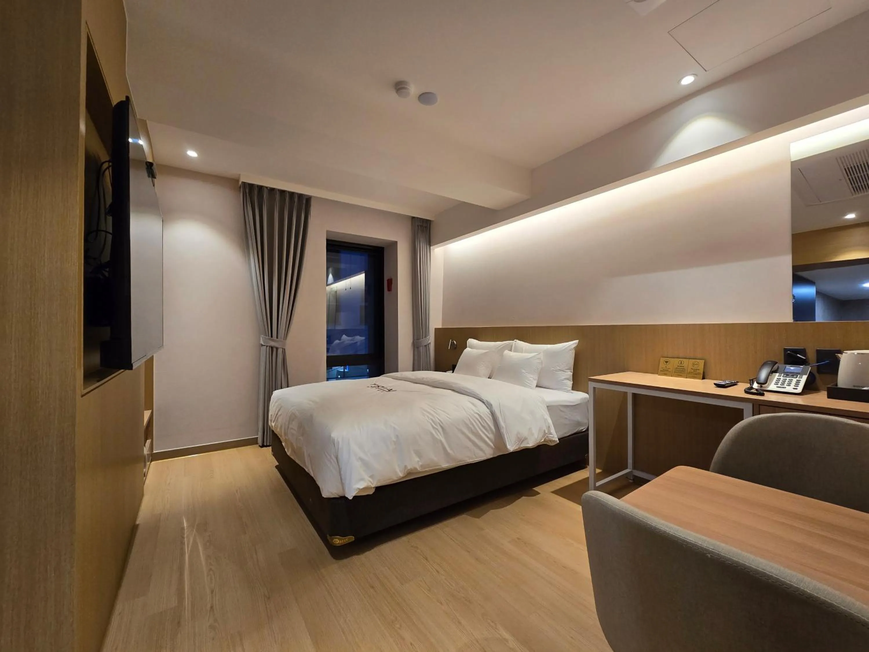 Property building, Bed in Tria Business & Boutique Hotel