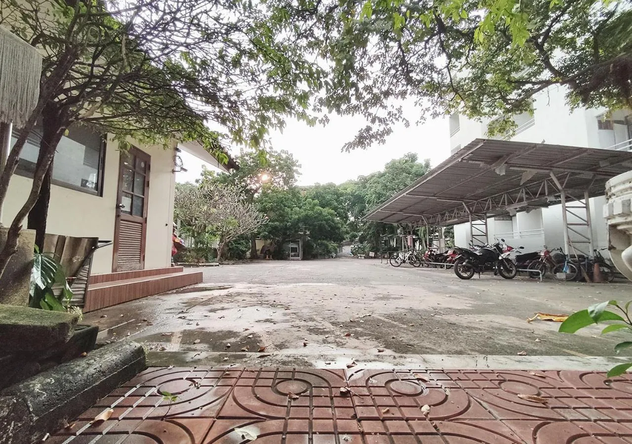 Facade/entrance in Jaroonwej Bangsaen