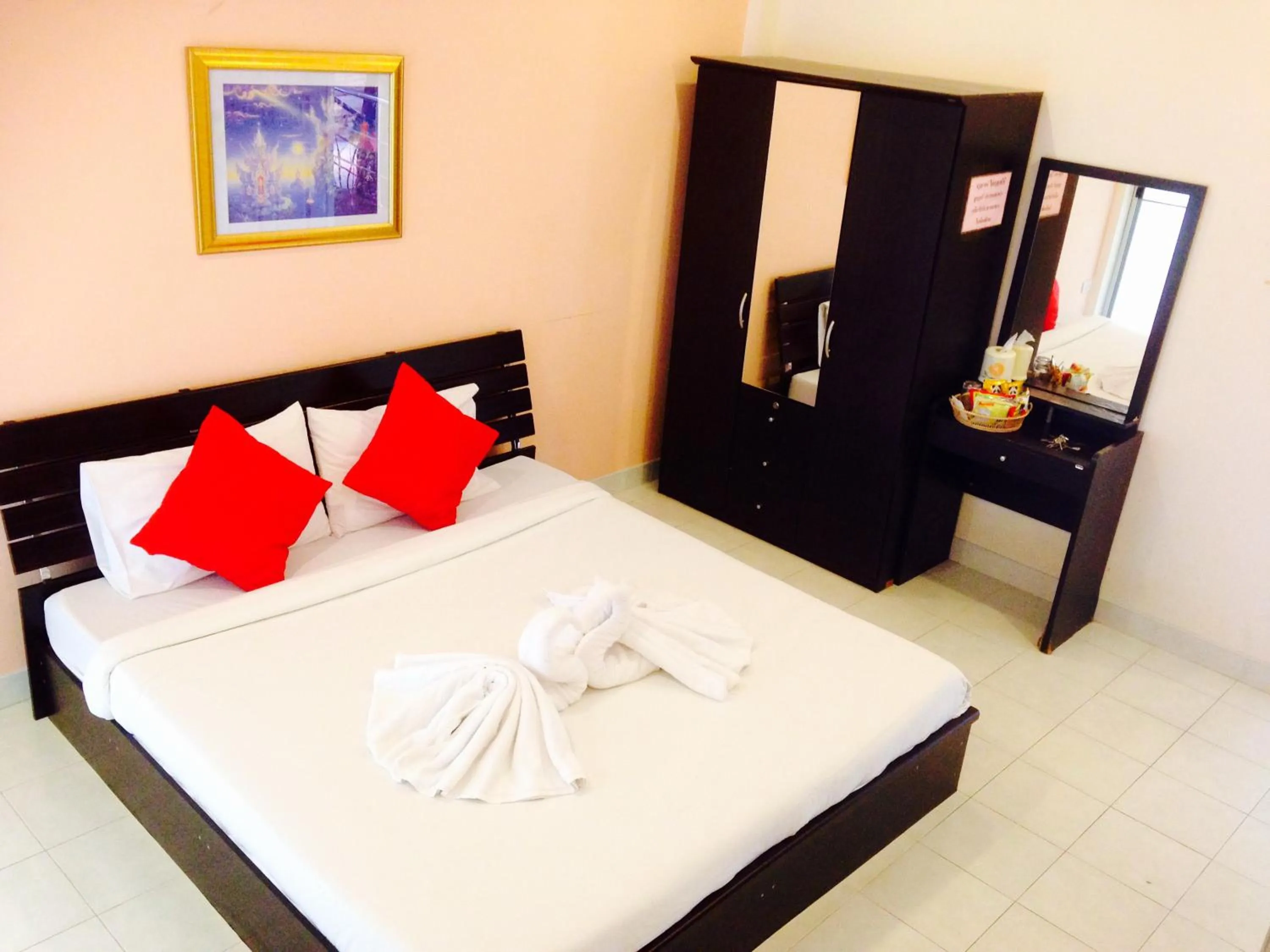 Photo of the whole room, Bed in Jaroonwej Bangsaen