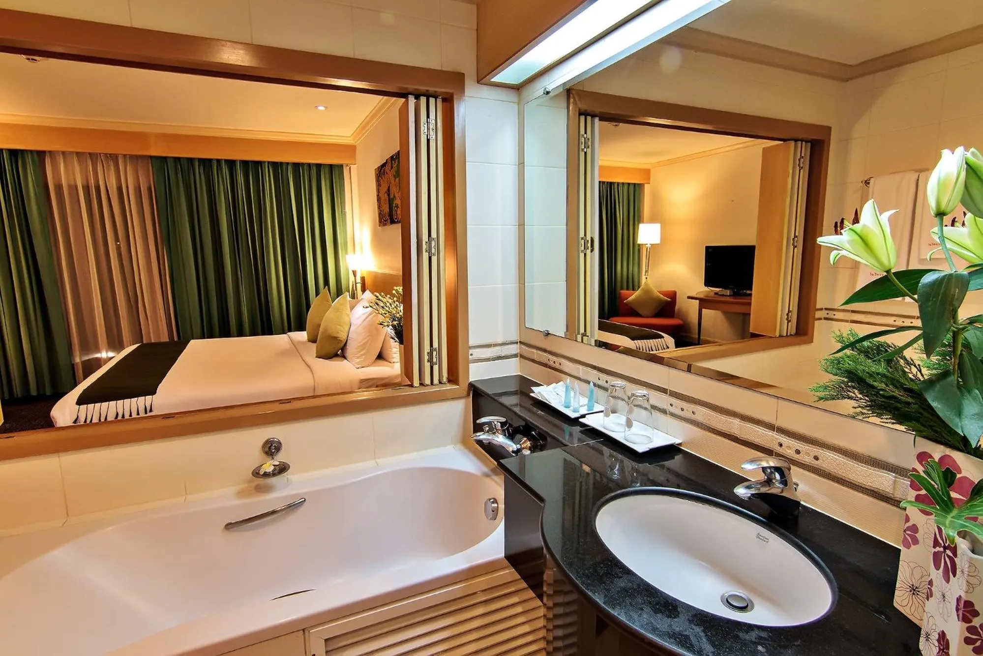 Shower, Bed in Bossotel Bangkok