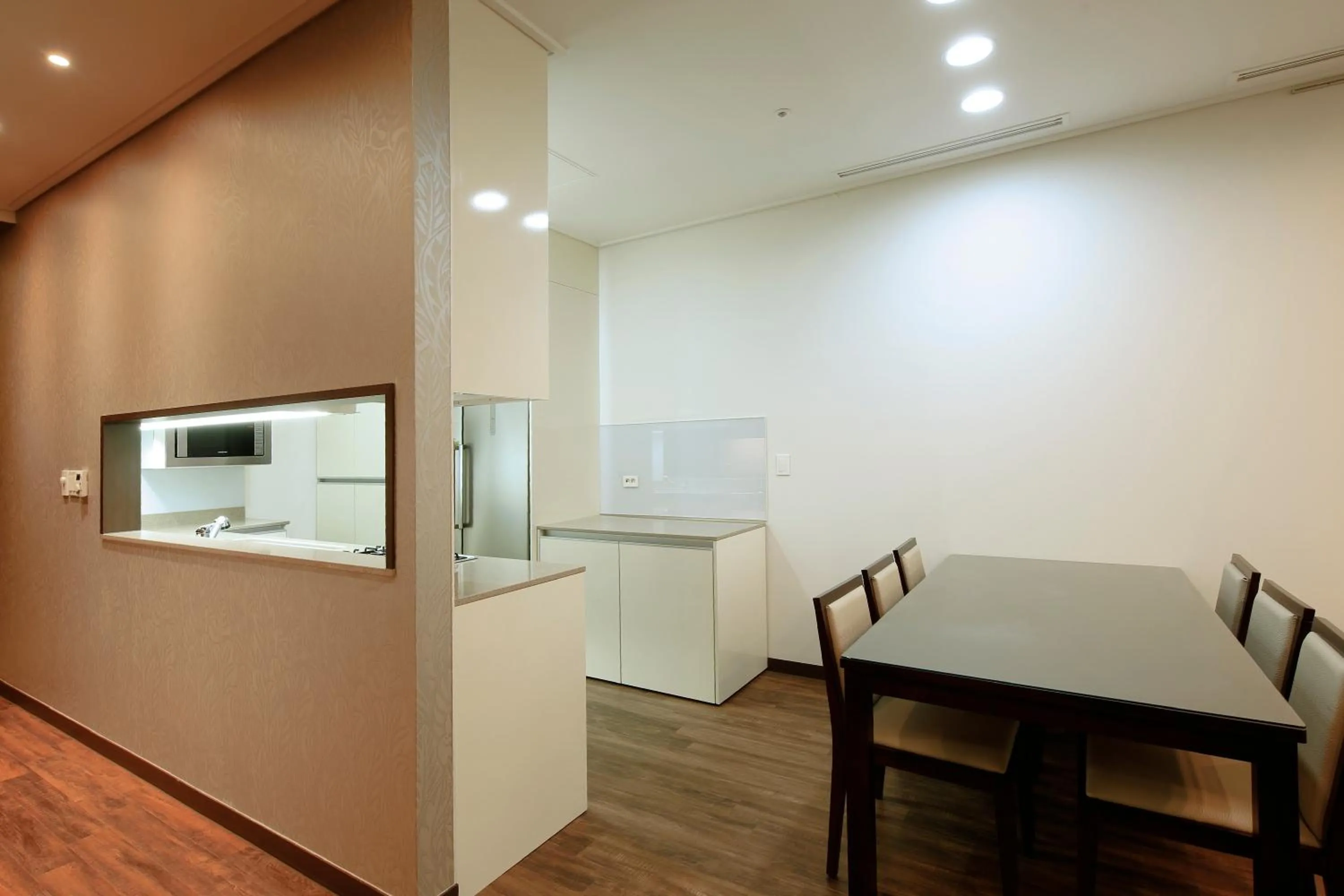 Kitchen or kitchenette in Orakai Insadong Suites