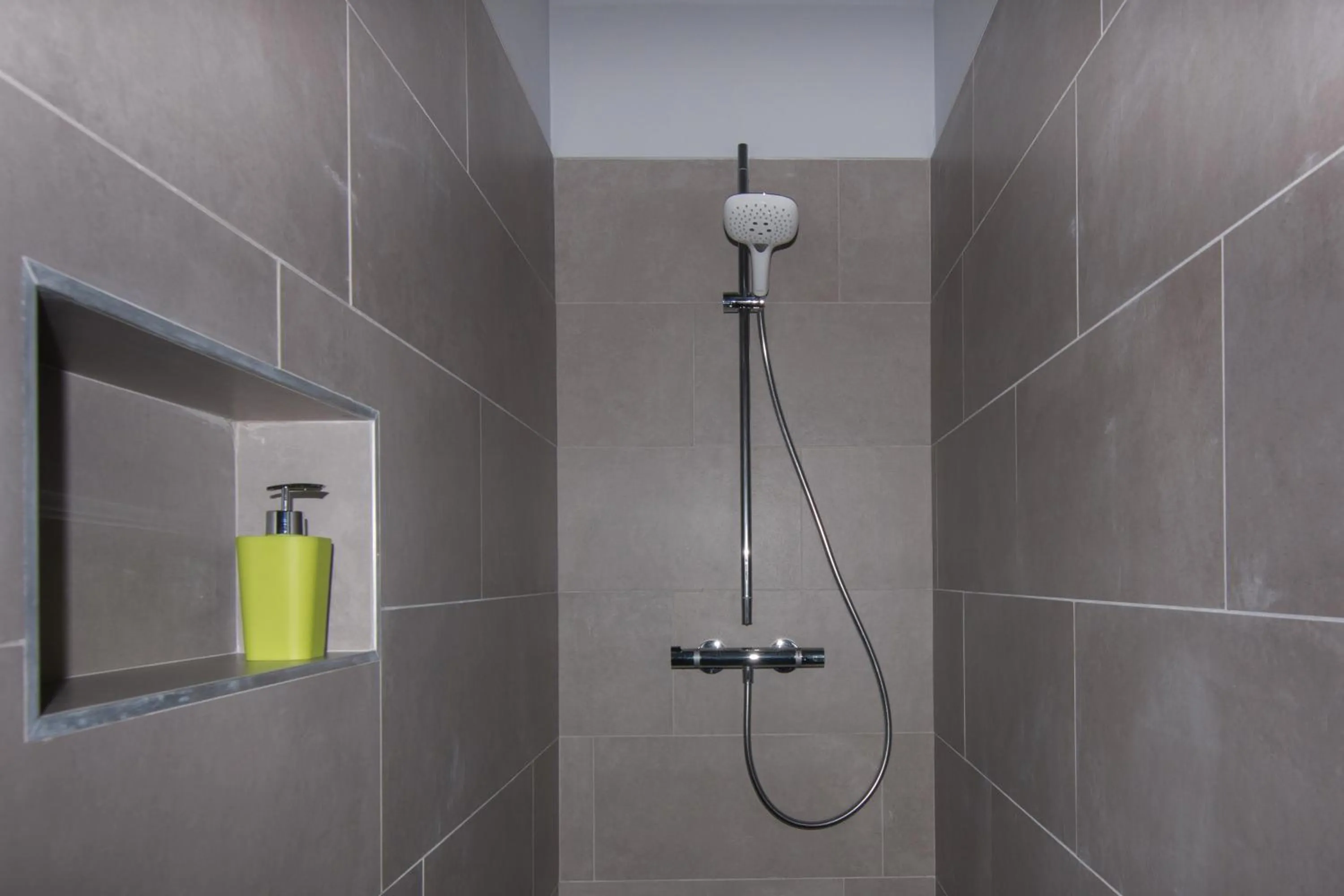 Shower in La Pomme Pétillante