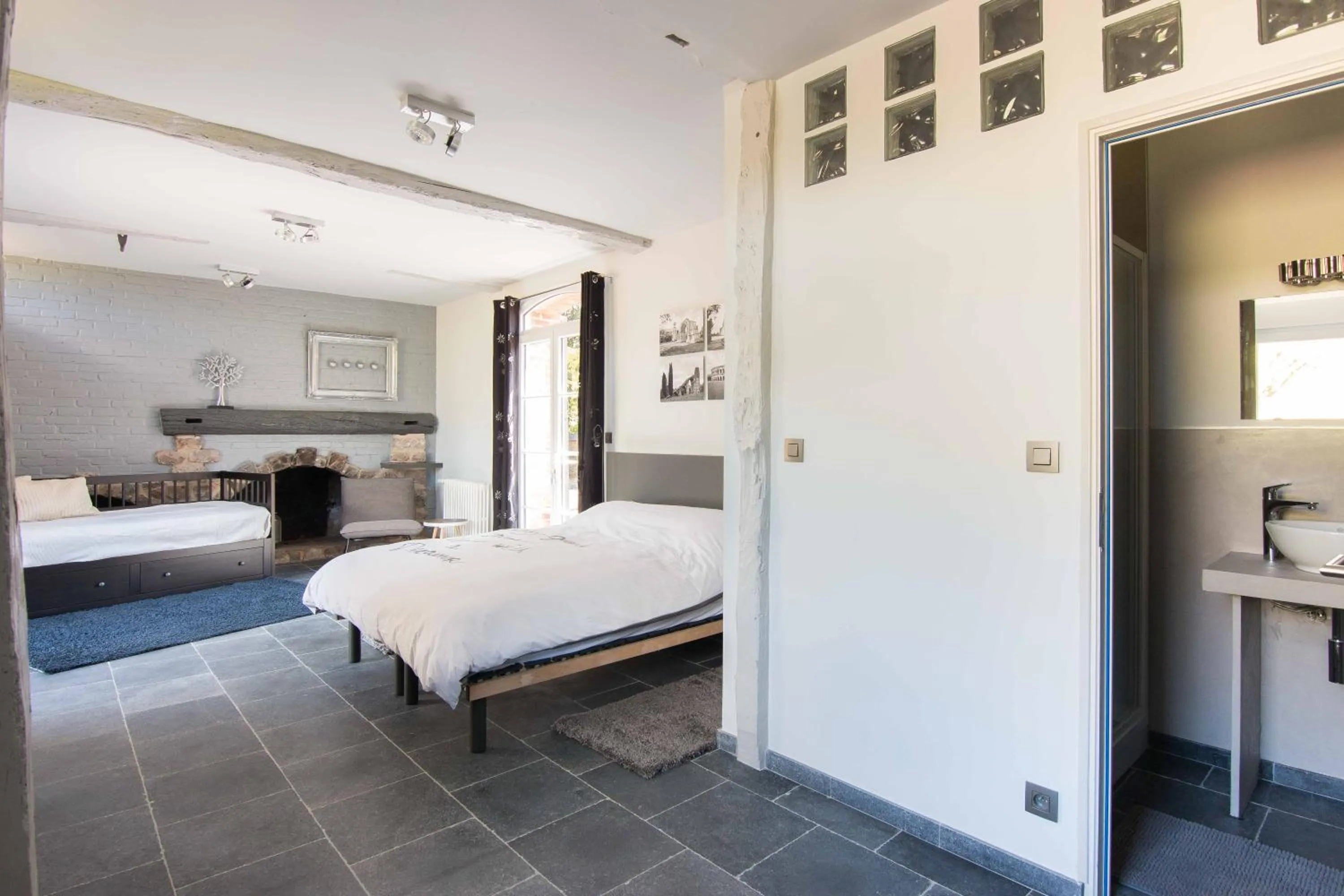 Shower, Bed in La Pomme Pétillante