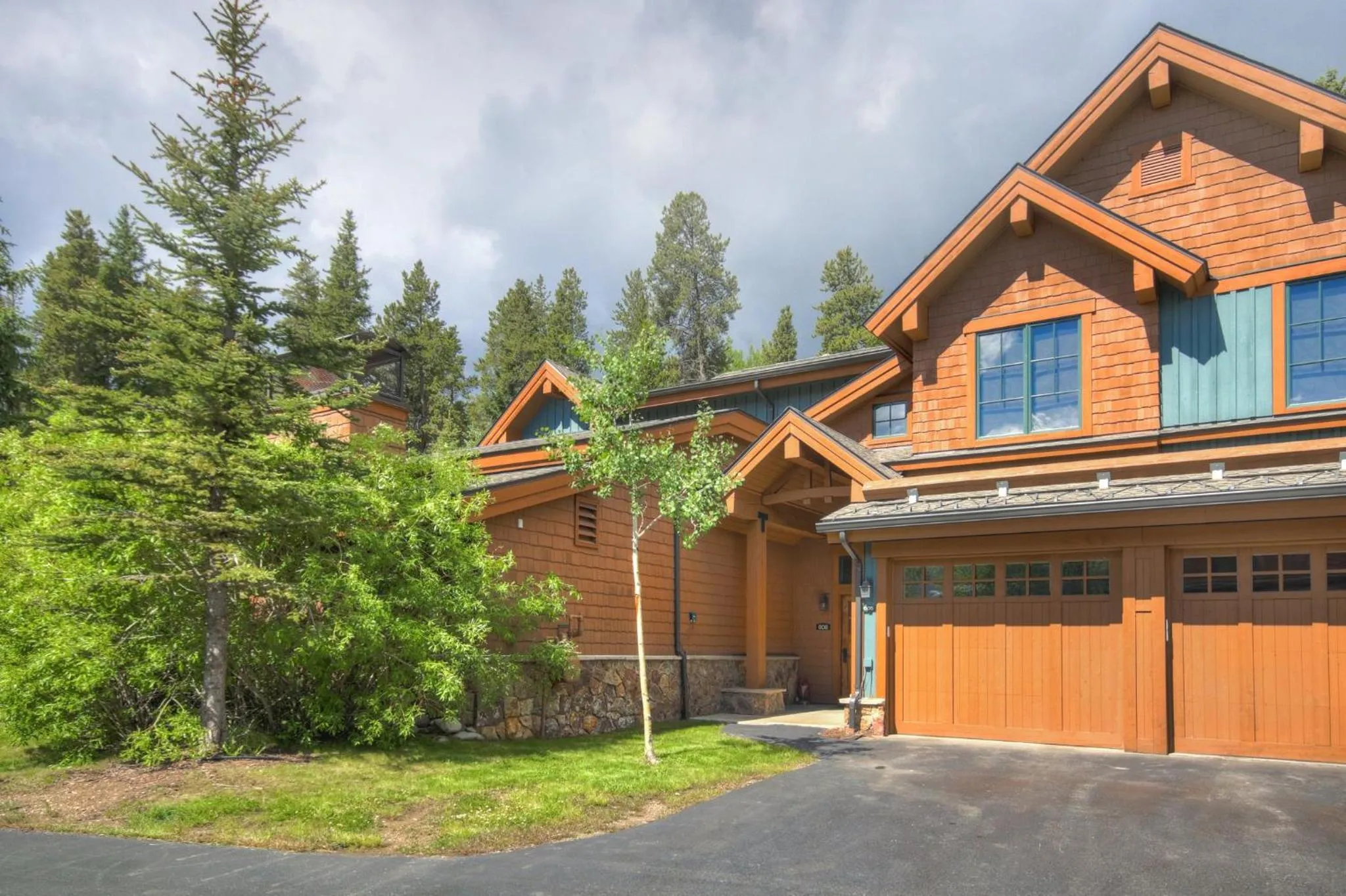 Photo of the whole room in Mountain Thunder Lodge