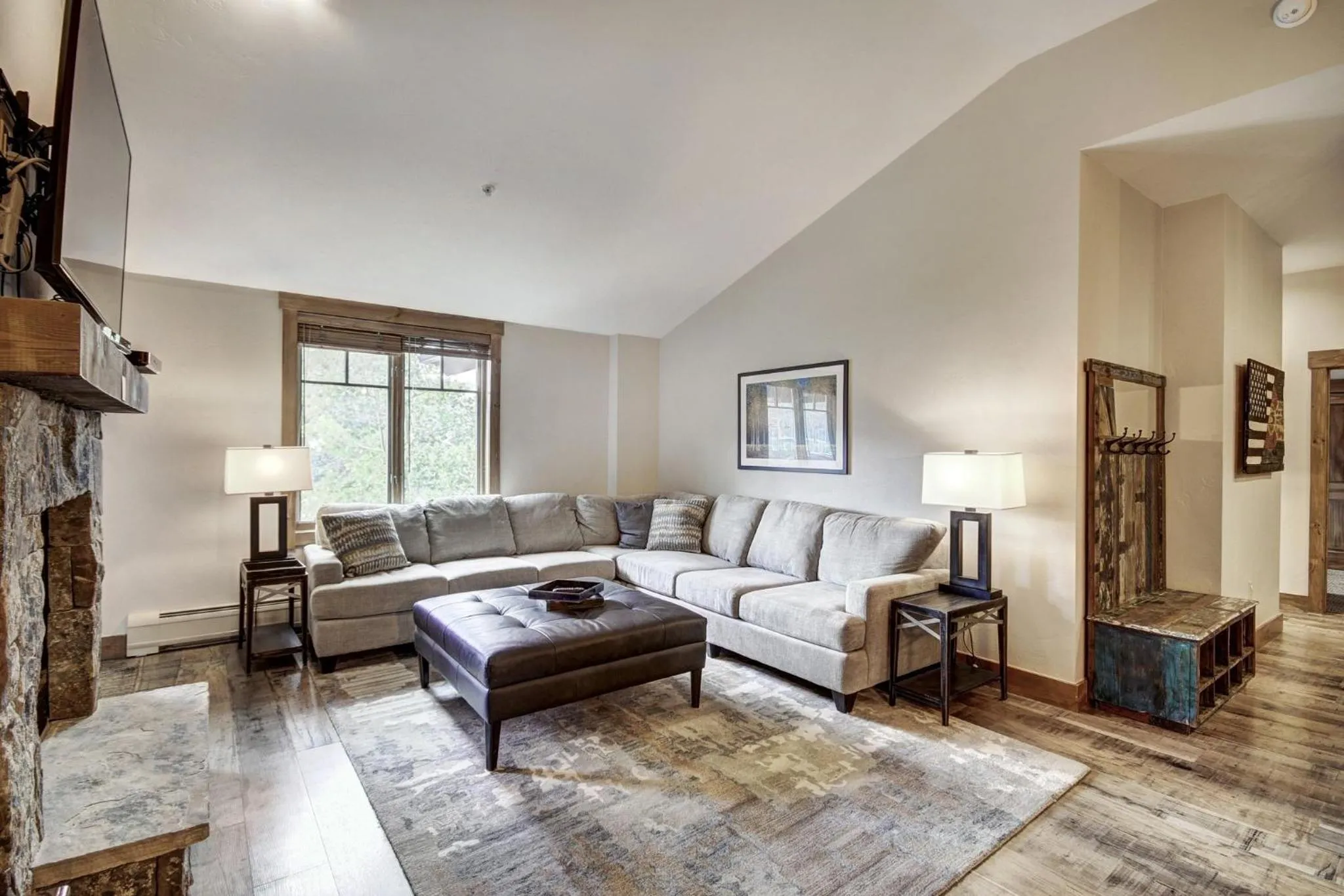 Living room, Bed in Mountain Thunder Lodge, A Vail Resorts Property