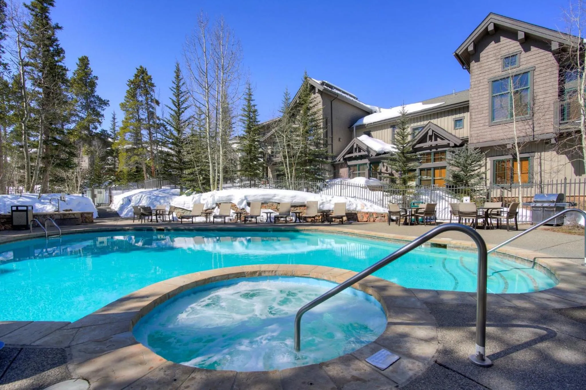 Swimming pool in Mountain Thunder Lodge