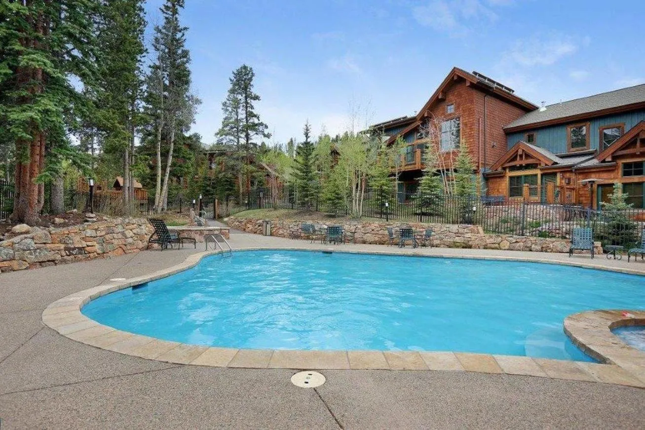 Swimming pool in Mountain Thunder Lodge