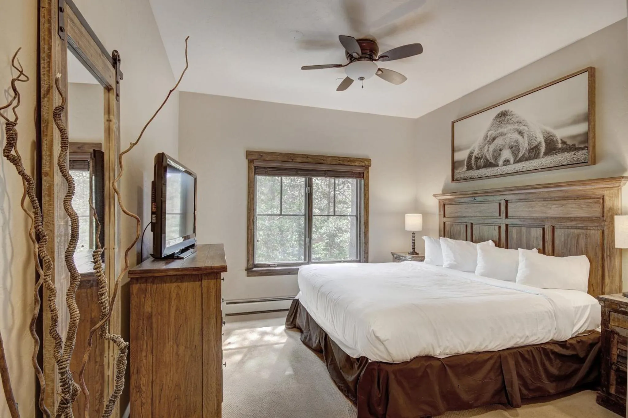 Bedroom, Bed in Mountain Thunder Lodge