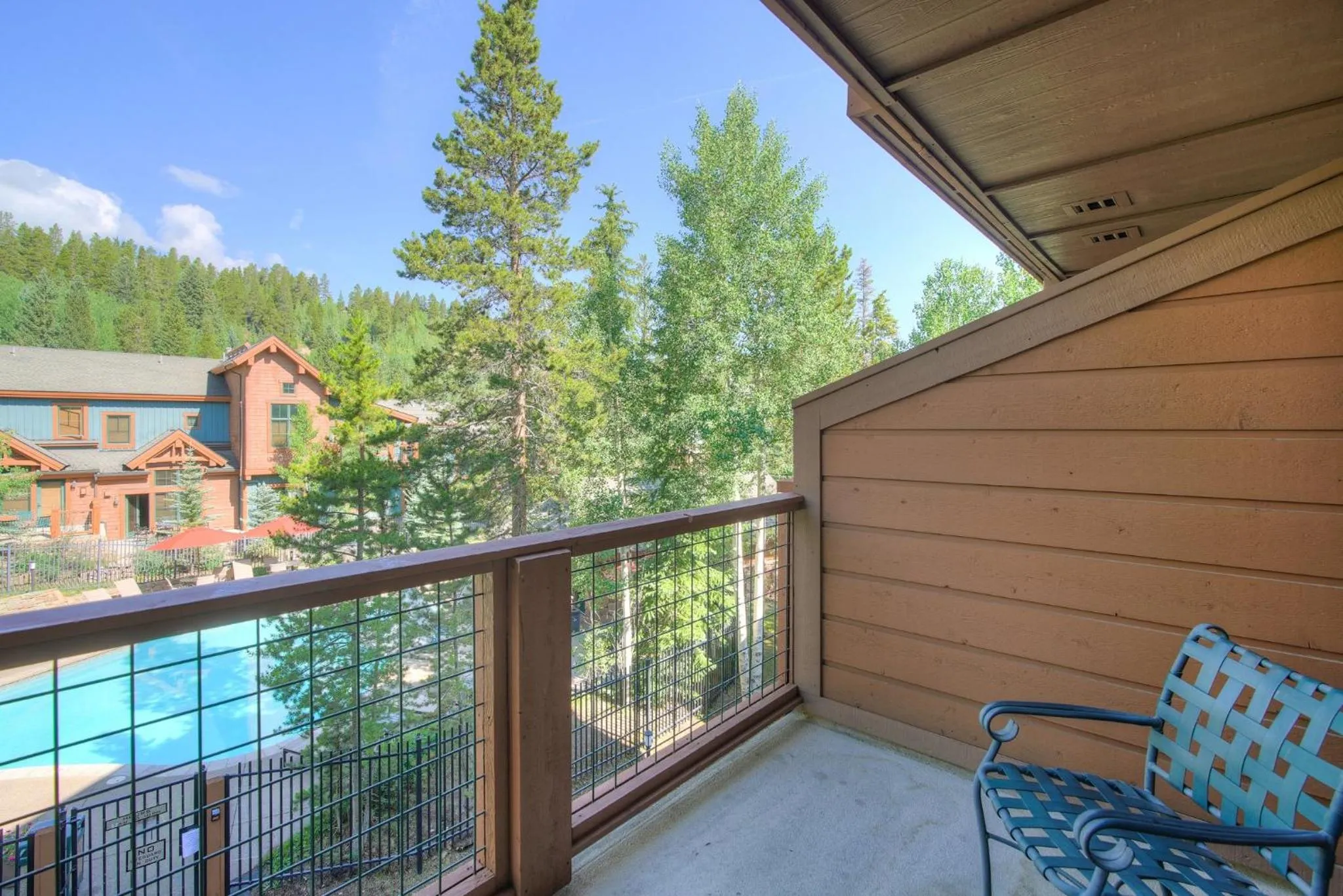 Photo of the whole room in Mountain Thunder Lodge