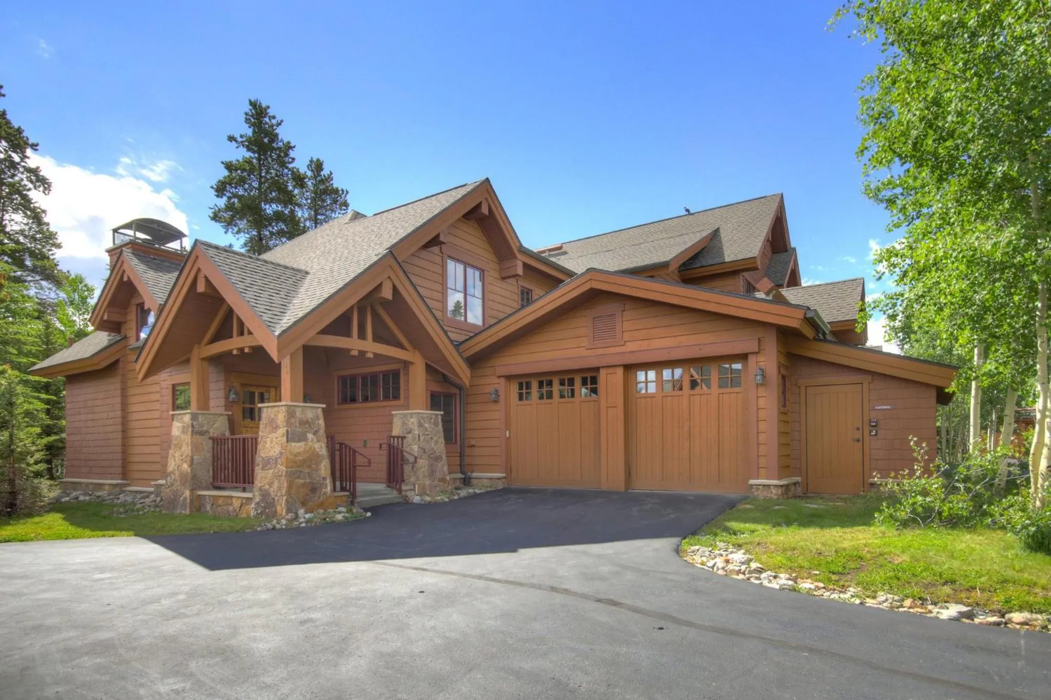 Photo of the whole room in Mountain Thunder Lodge