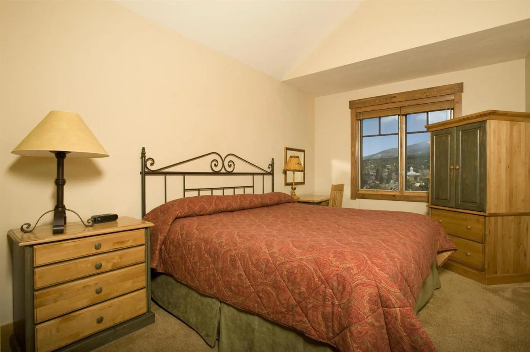 Photo of the whole room, Bed in Mountain Thunder Lodge