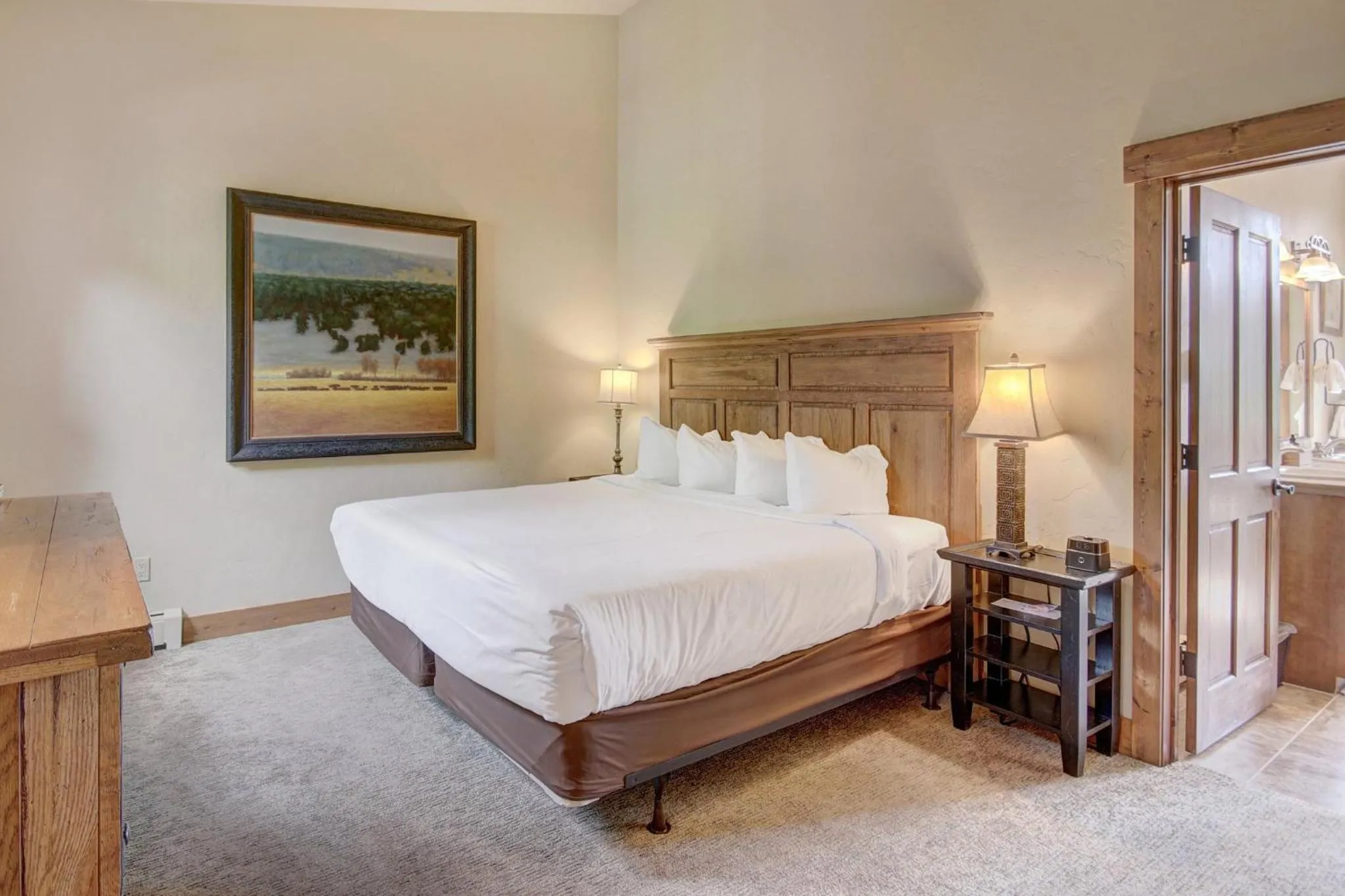 Bedroom, Bed in Mountain Thunder Lodge