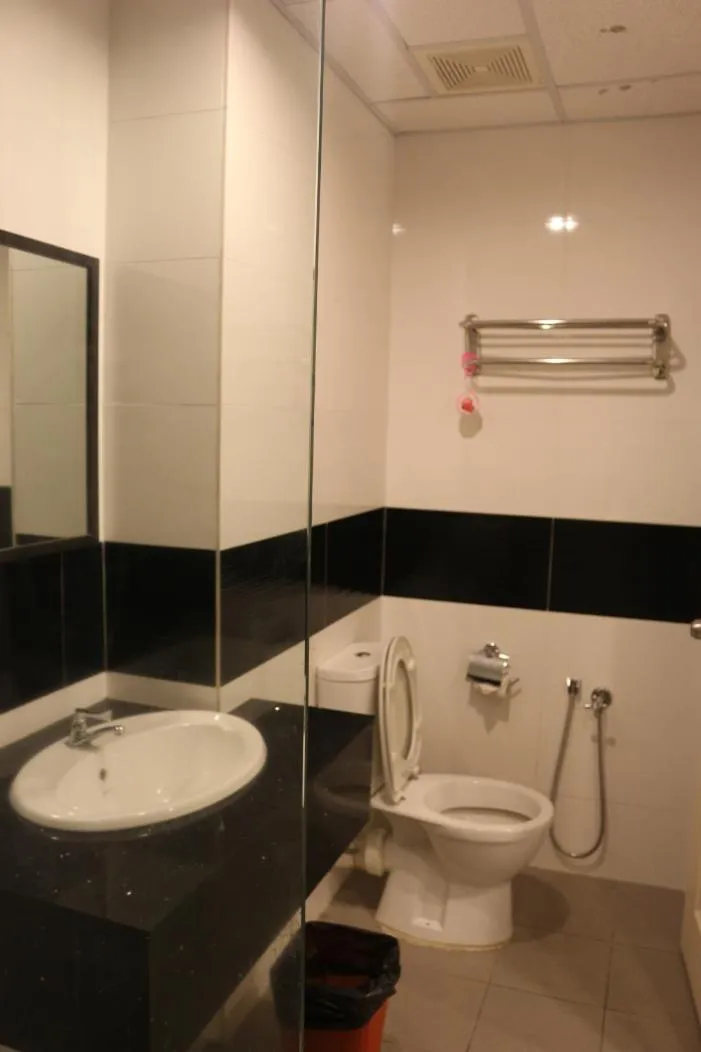 Shower in Hejmo Suites