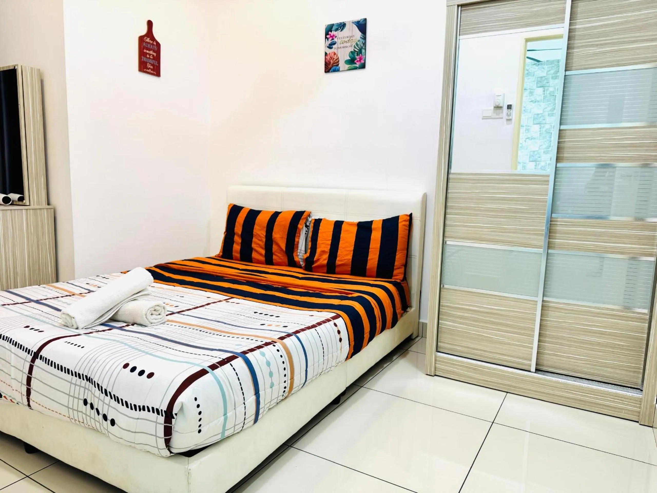 Photo of the whole room, Bed in Hejmo Suites