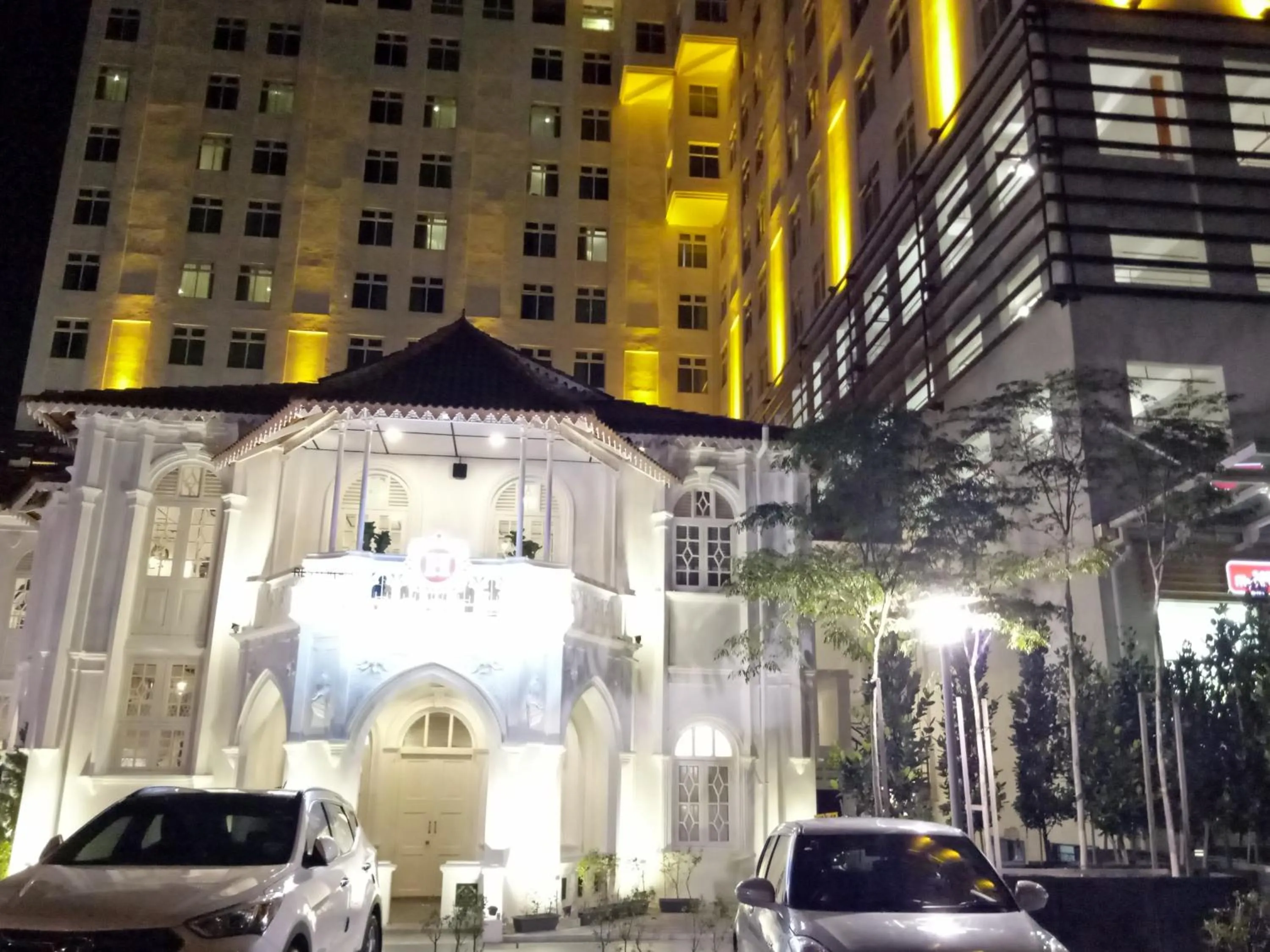 Restaurant/places to eat in Hejmo Suites