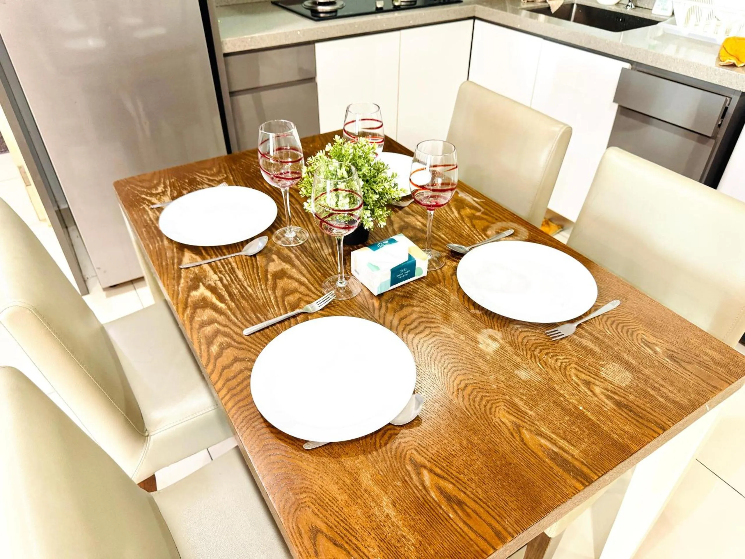 Dining area in Hejmo Suites