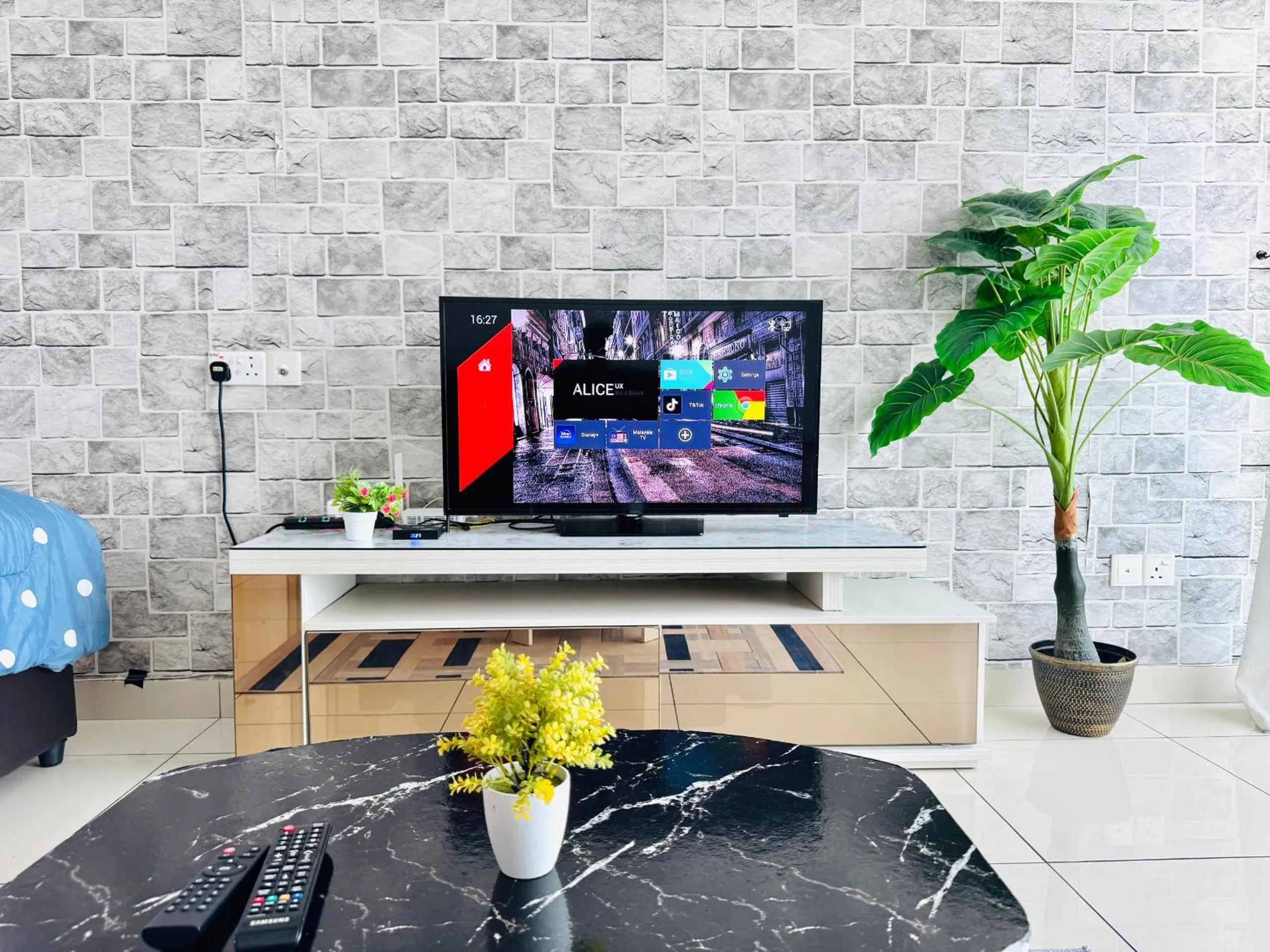 Communal lounge/ TV room in Hejmo Suites