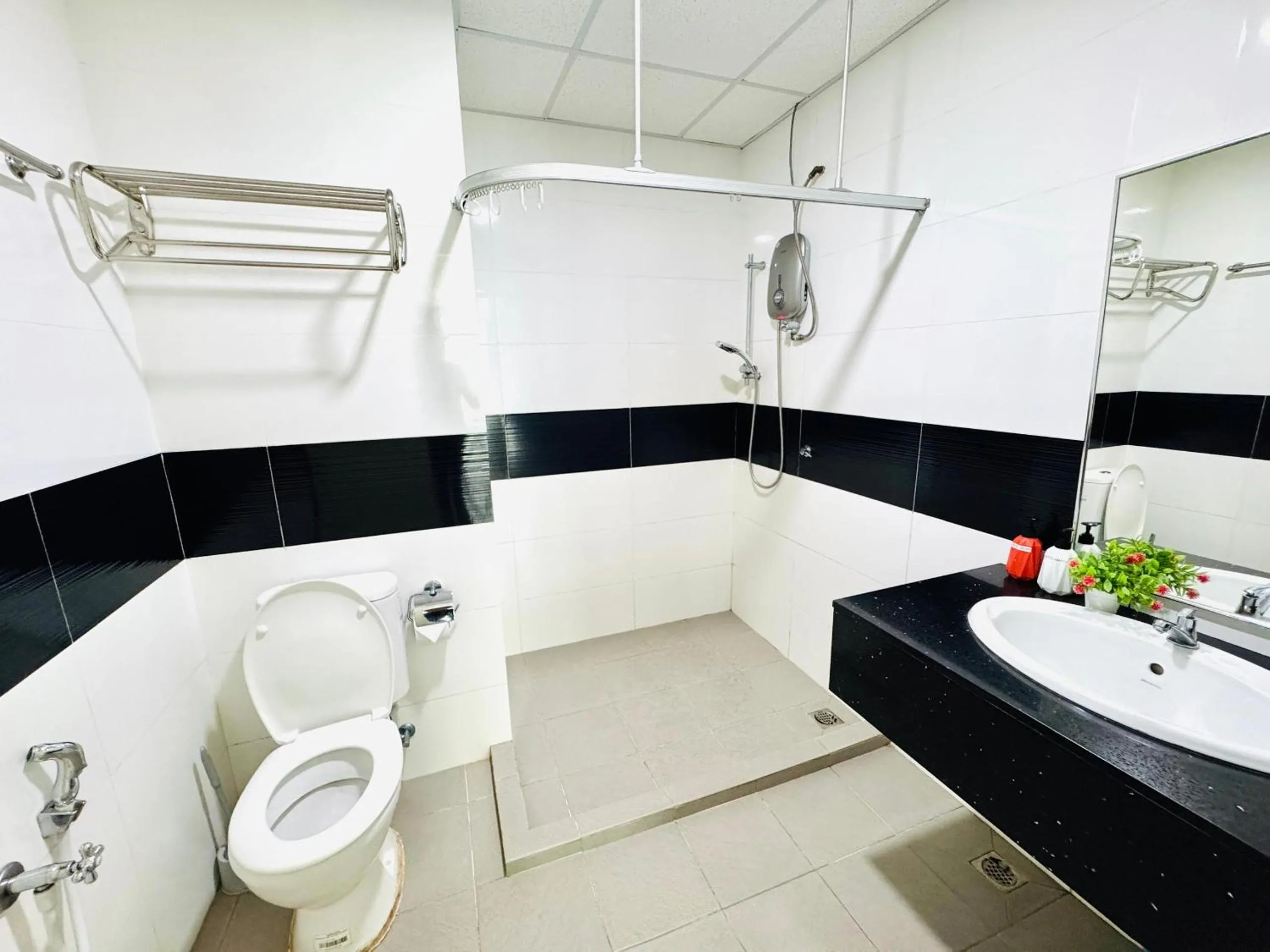 Shower in Hejmo Suites