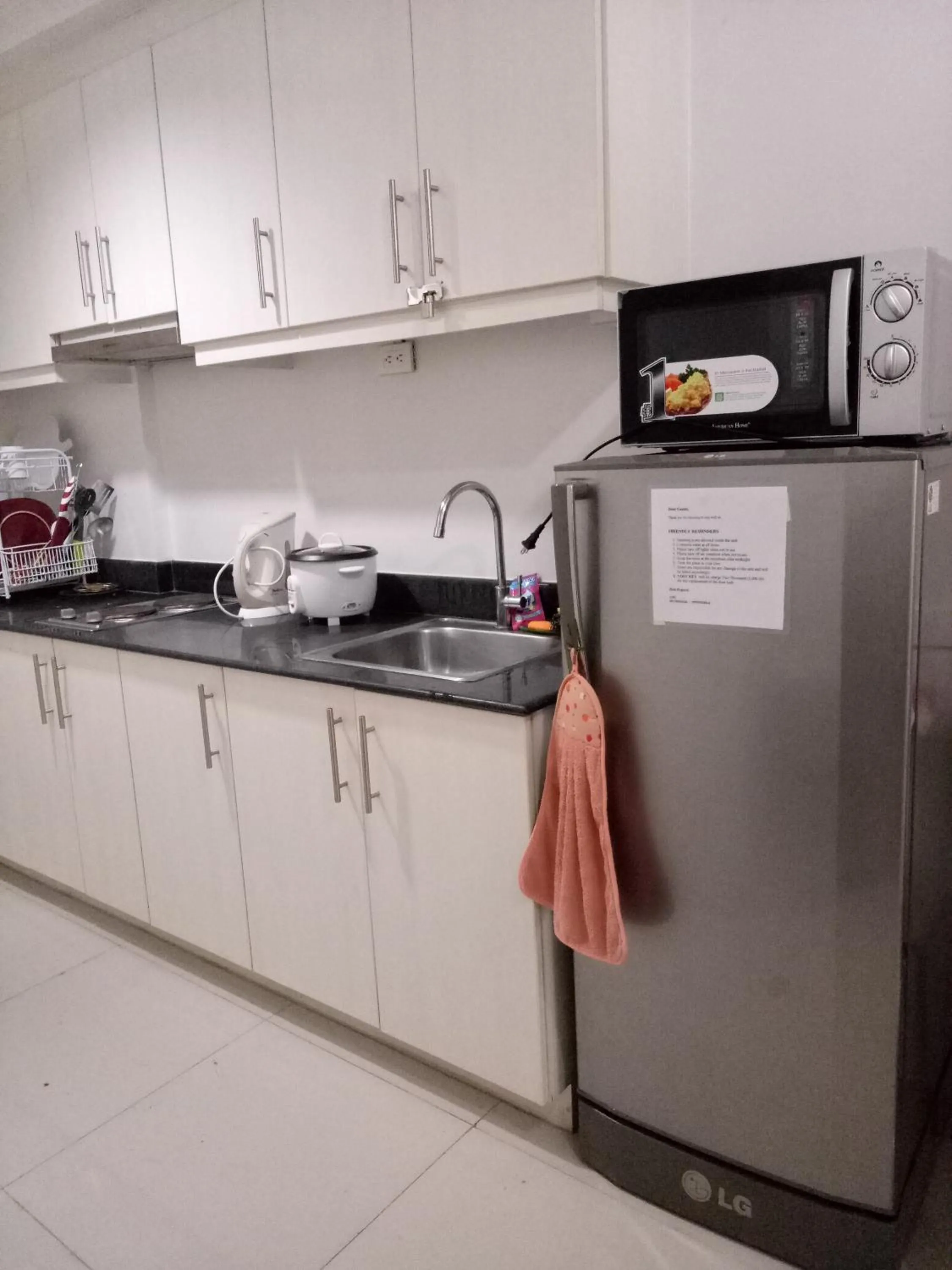 Kitchen or kitchenette in Chin's Place Sea Residences MOA