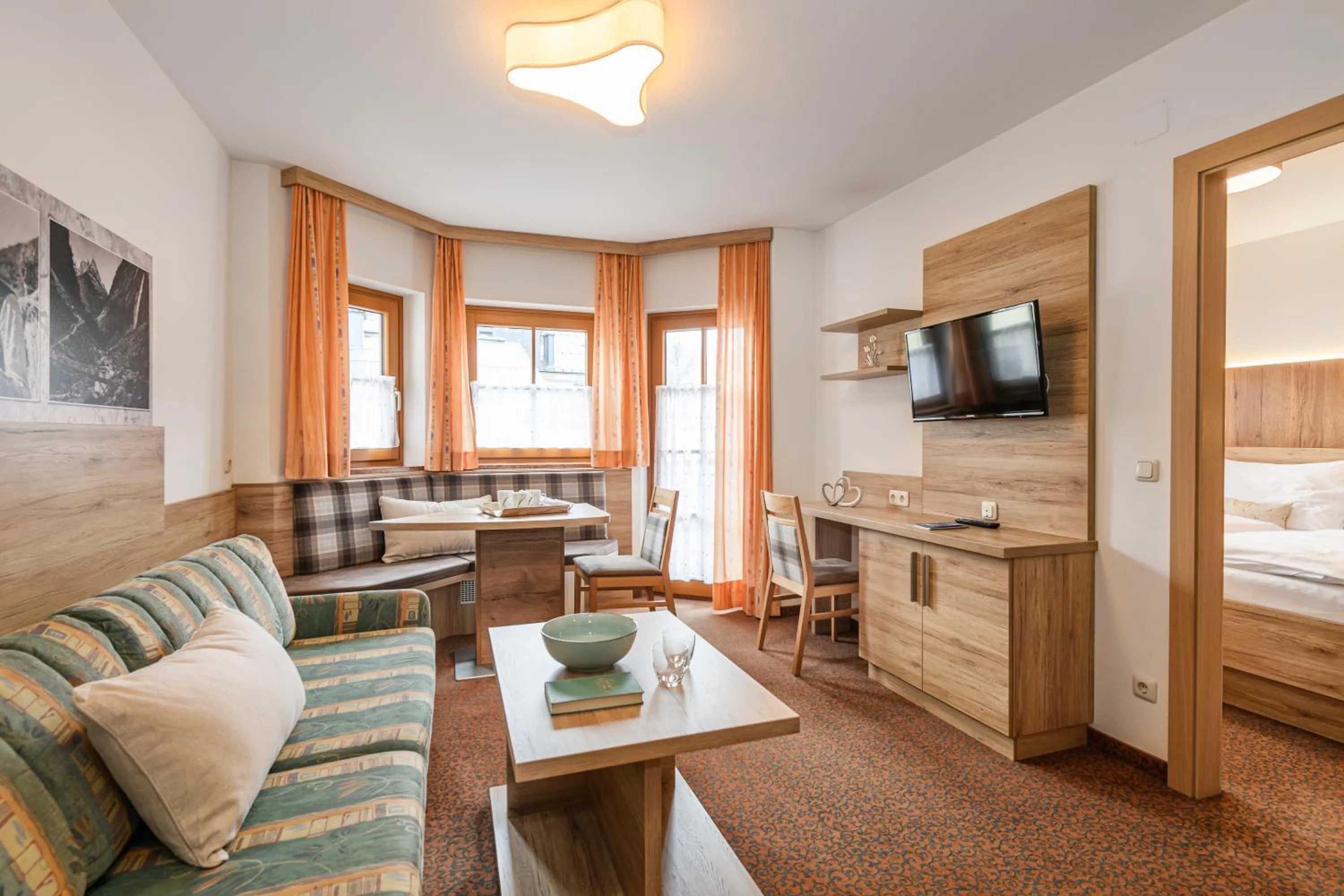 Living room, Bed in Ferienhaus Birgit - inklusive Eintritt Alpentherme Bad Hofgastein