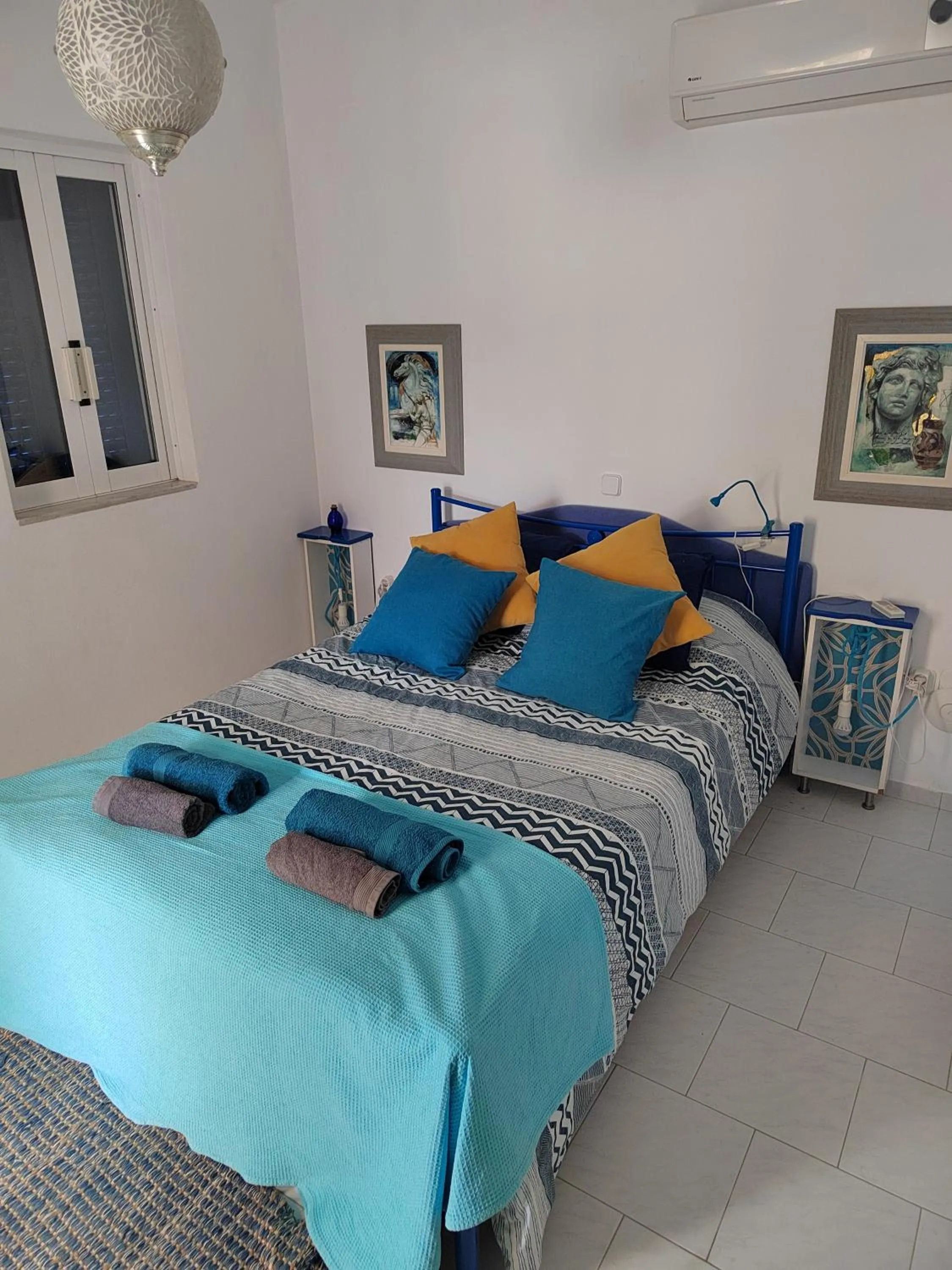 Bedroom, Bed in Oneiro glico