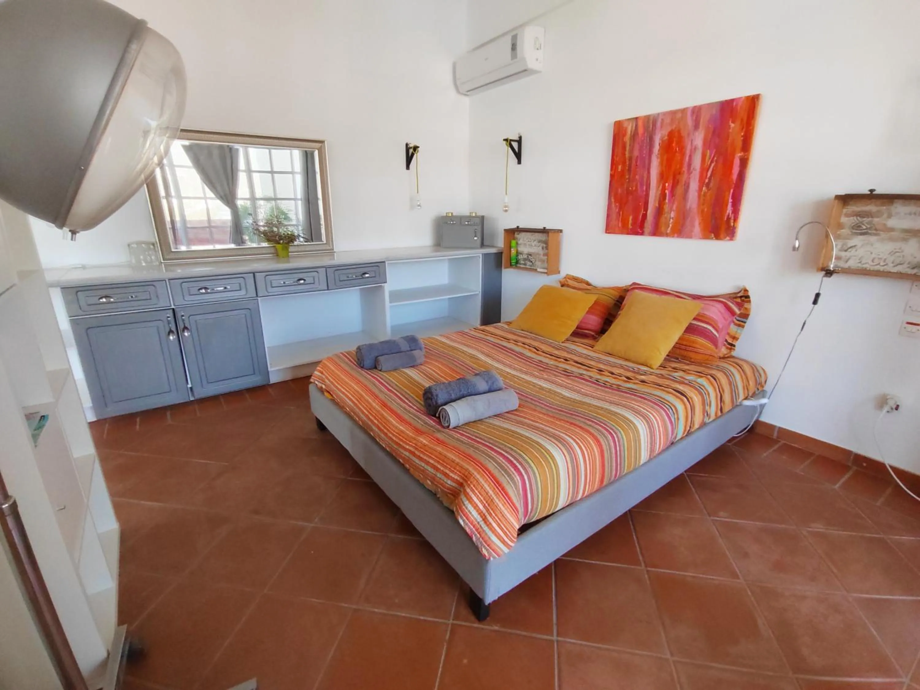 Photo of the whole room, Bed in Oneiro glico