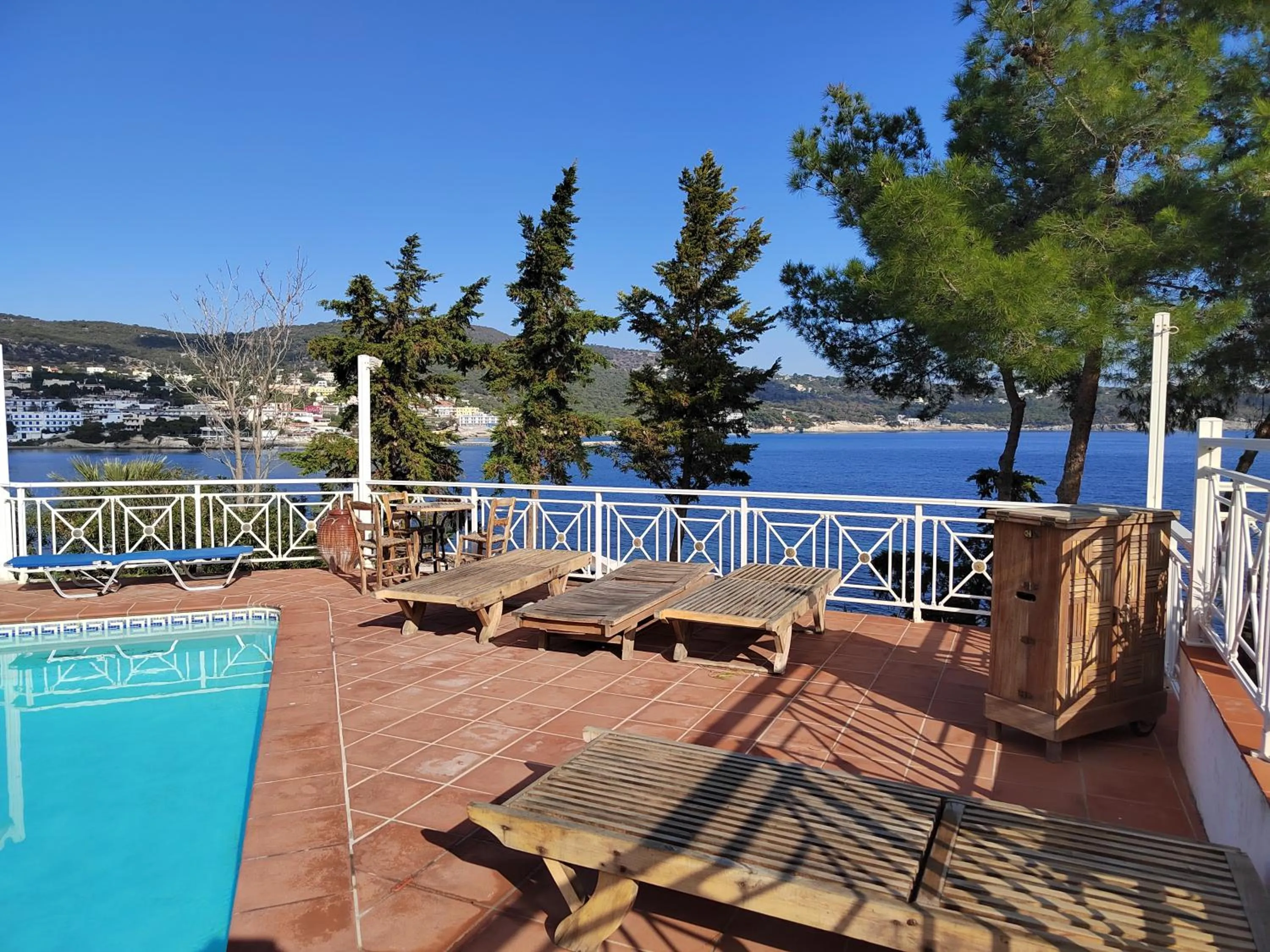 Swimming pool in Oneiro glico