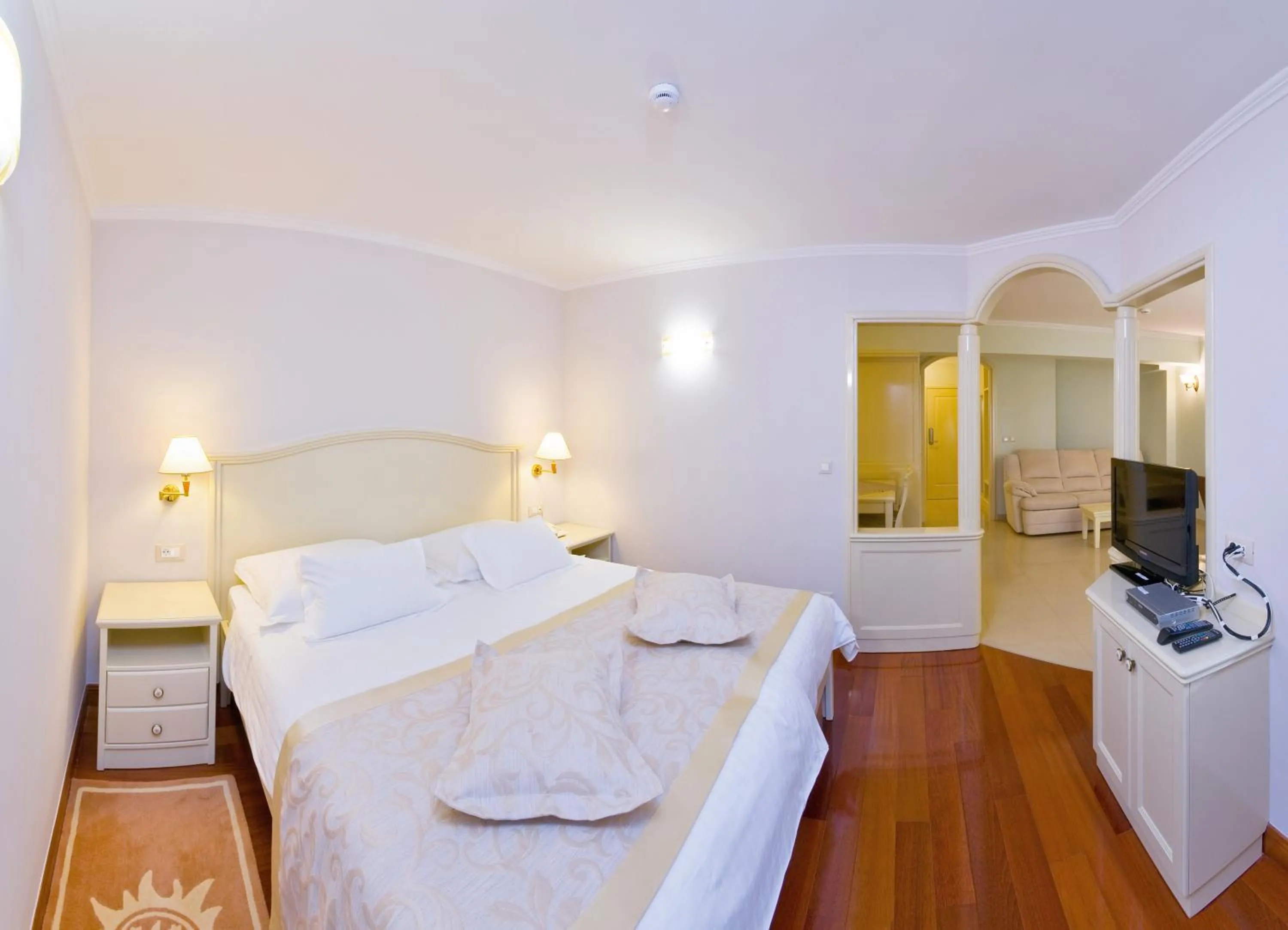 Luxury Studio Apartment with Balcony and Side Sea View in Hotel Sunceva Postelja Brela