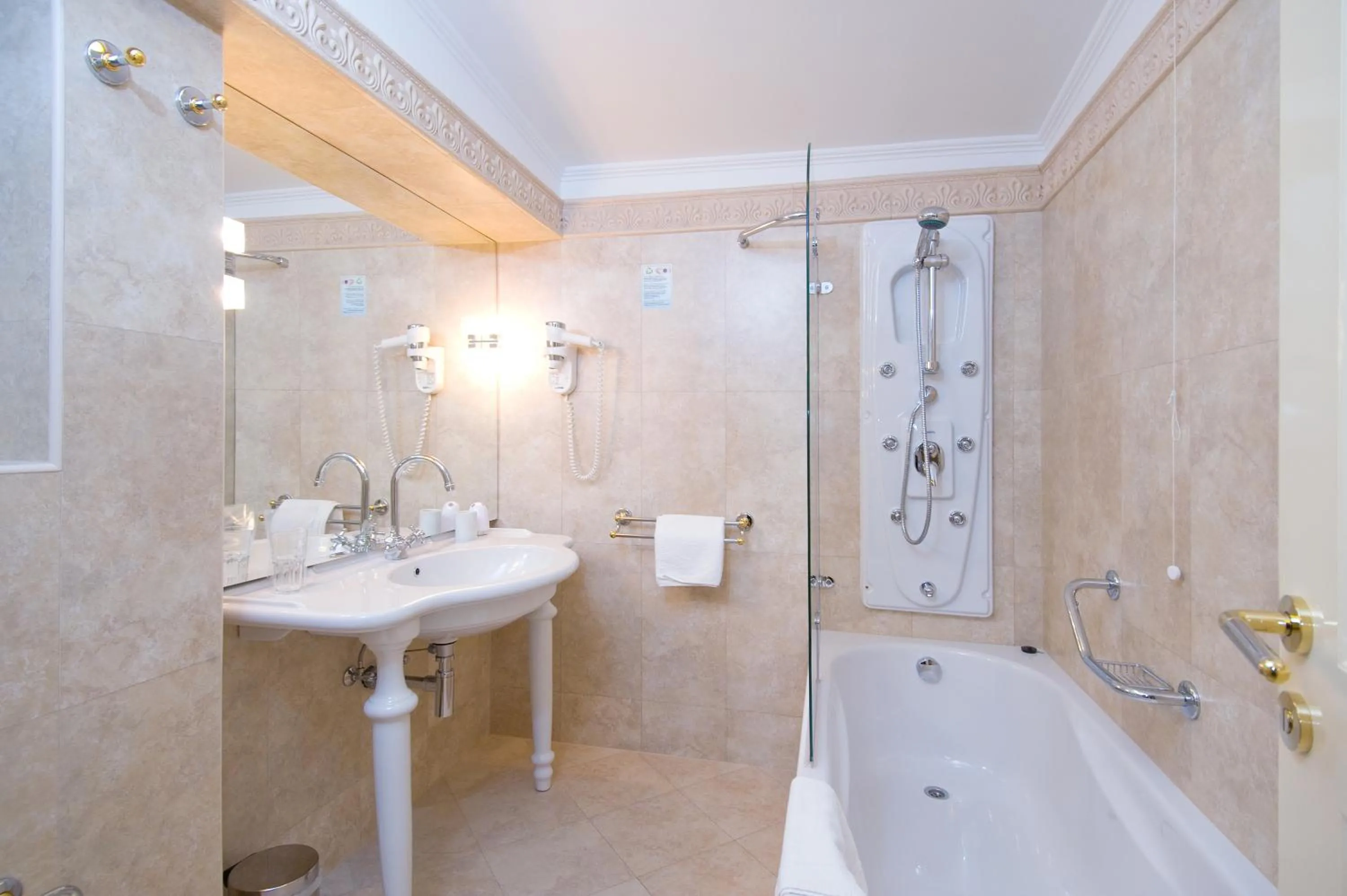 One-Bedroom Apartment with Balcony and Side Sea View in Hotel Sunceva Postelja Brela
