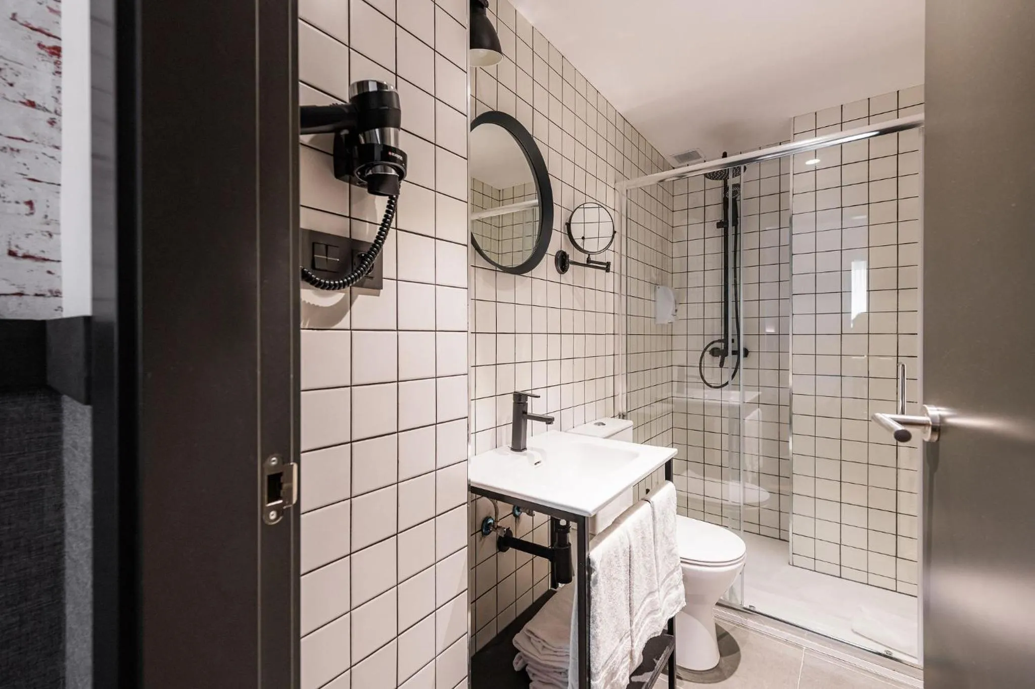 Shower in BYPILLOW San Mamés