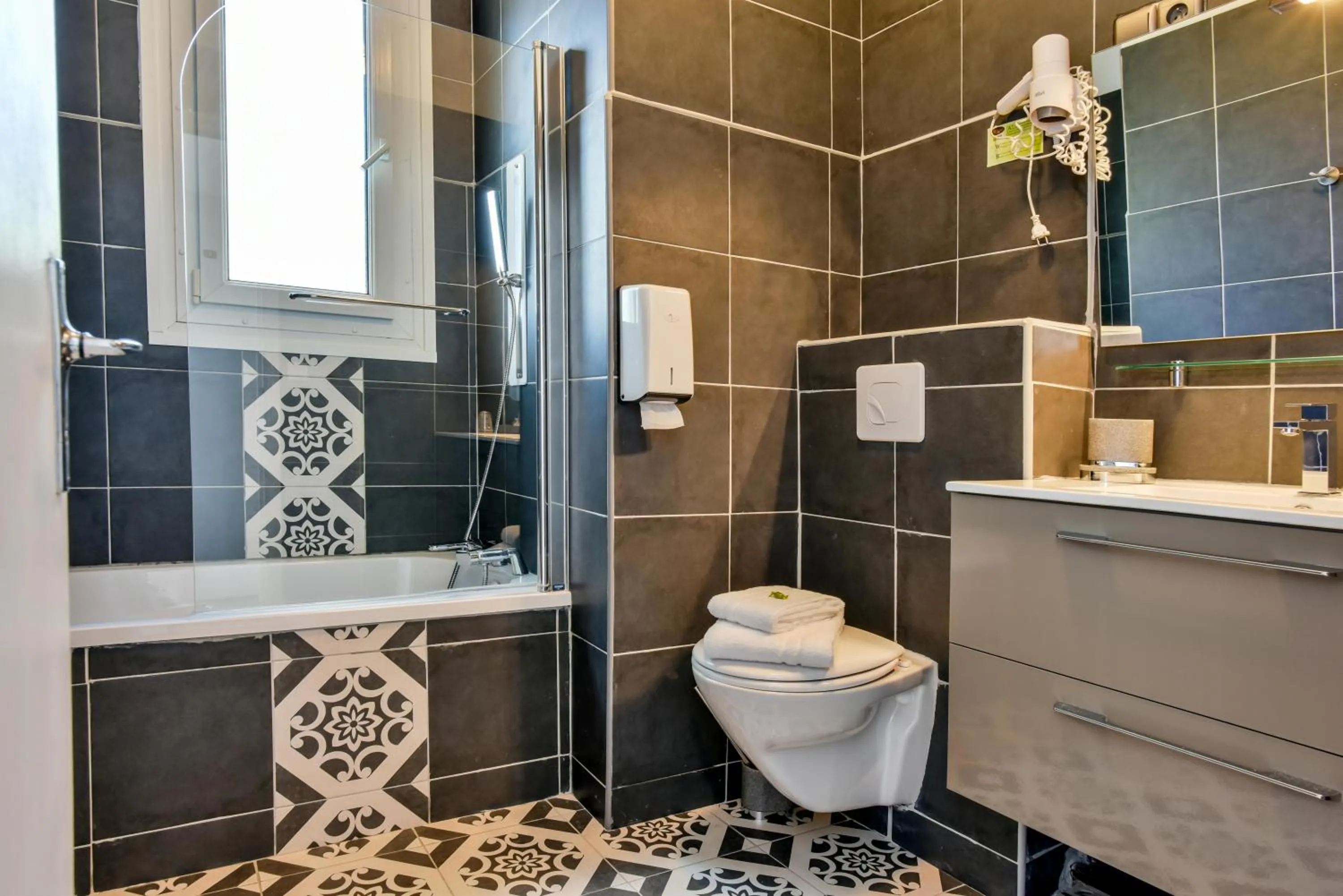 Toilet in Logis Hôtel Emeraude des Bois