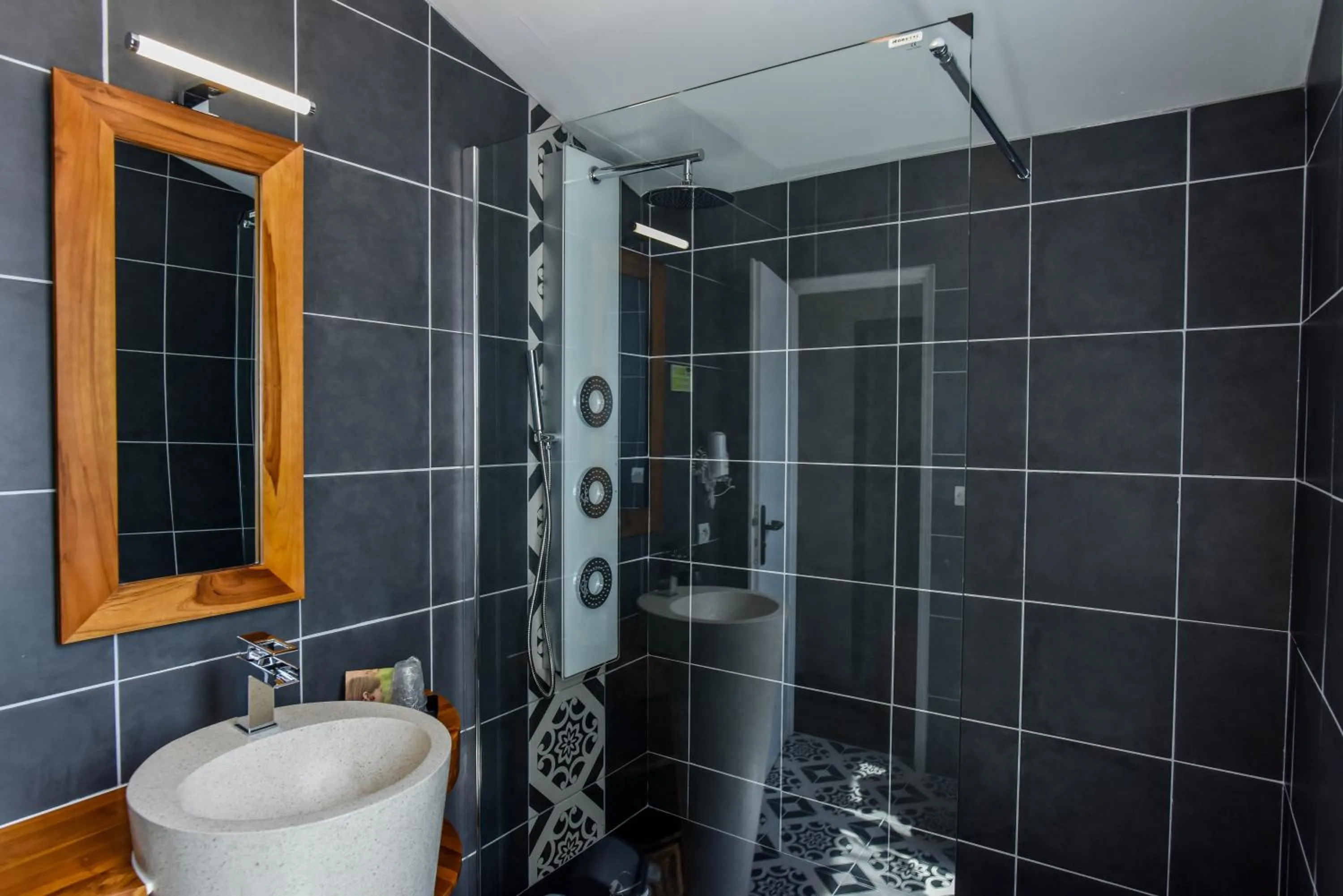 Shower in Logis Hôtel Emeraude des Bois