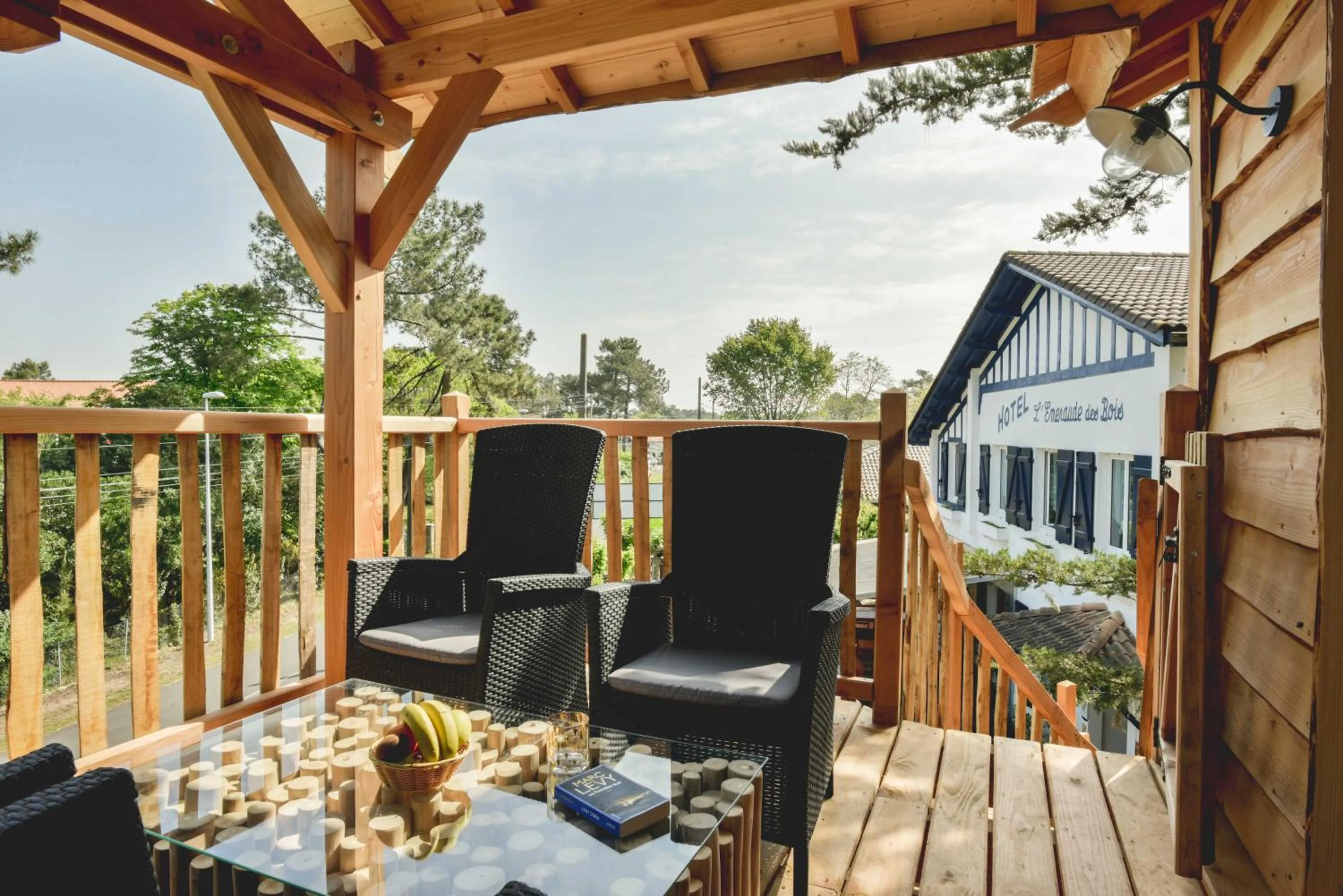 Patio in Logis Hôtel Emeraude des Bois