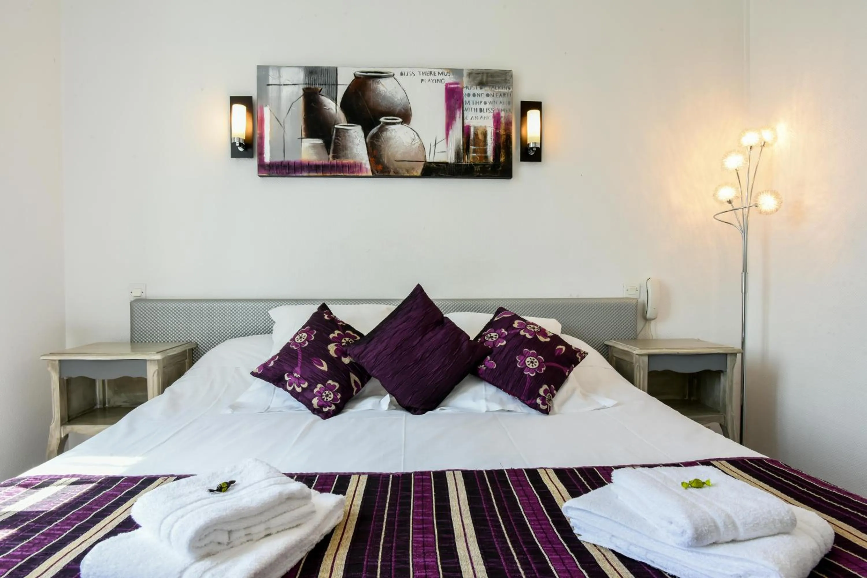 Bed in Logis Hôtel Emeraude des Bois