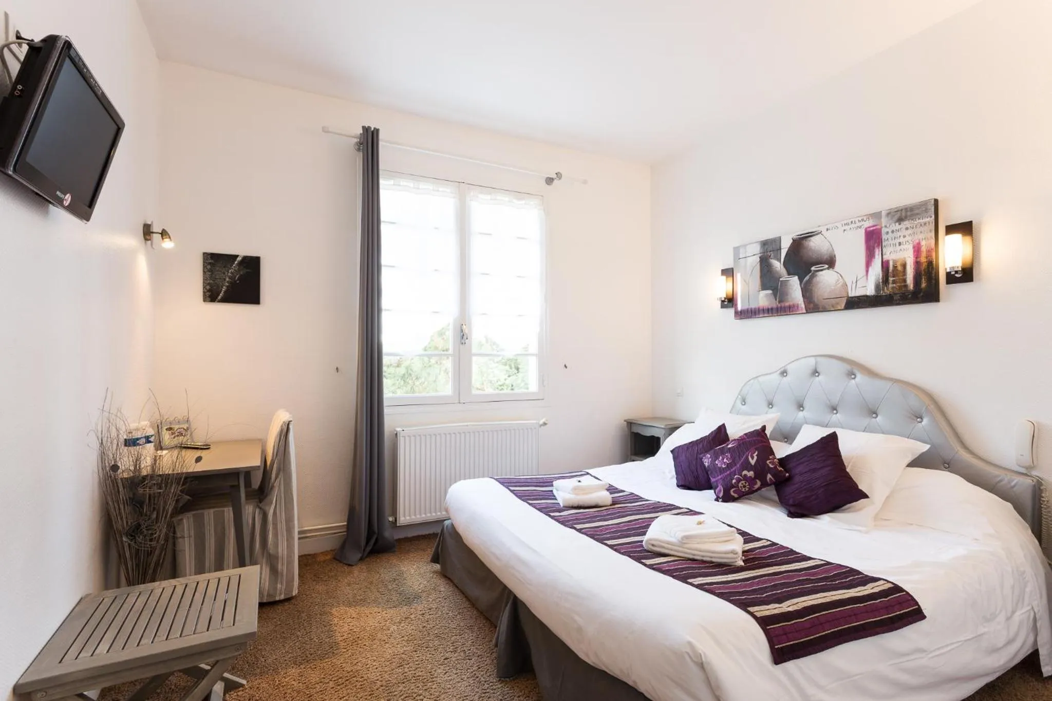 Bed in Logis Hôtel Emeraude des Bois