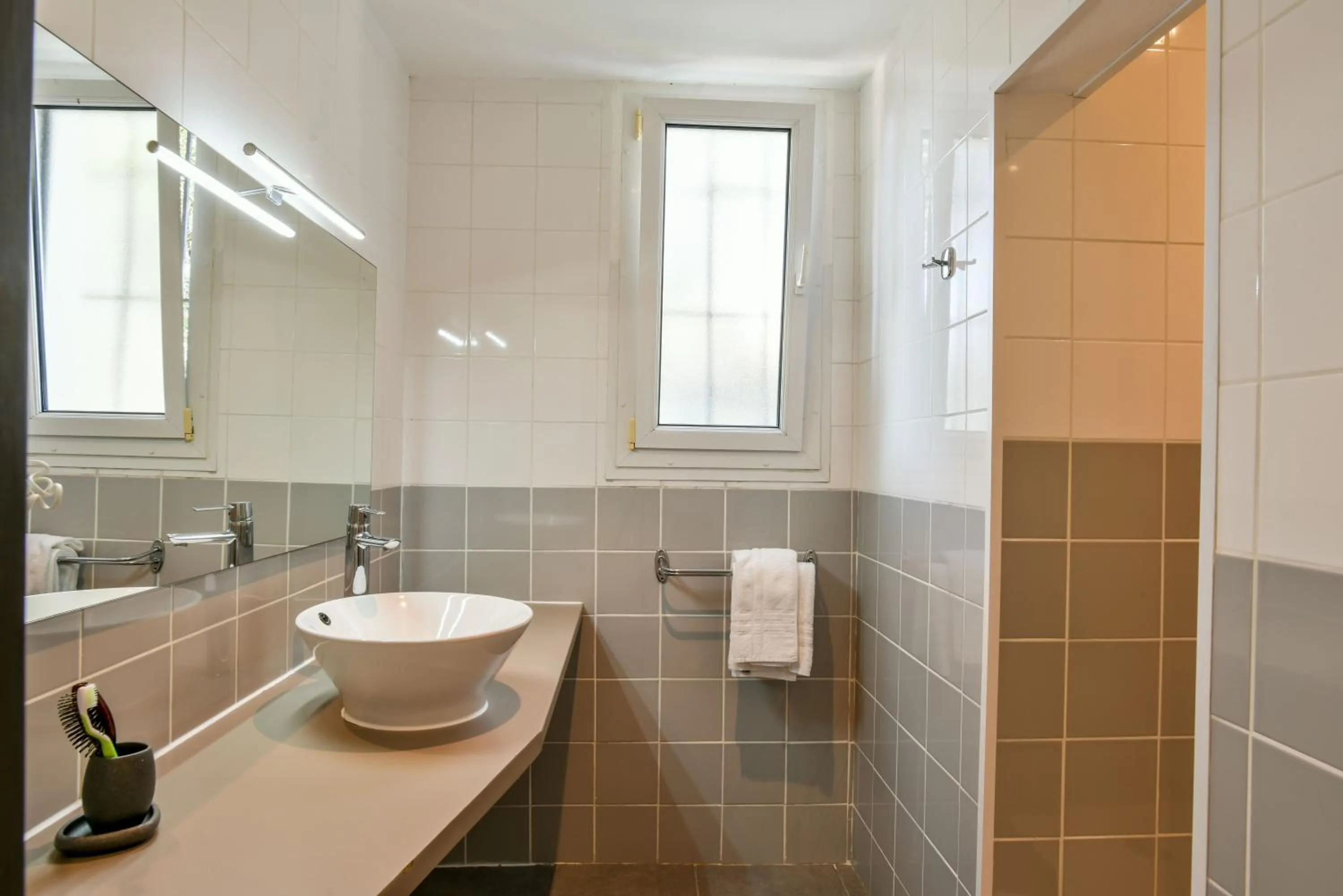 Shower in Logis Hôtel Emeraude des Bois