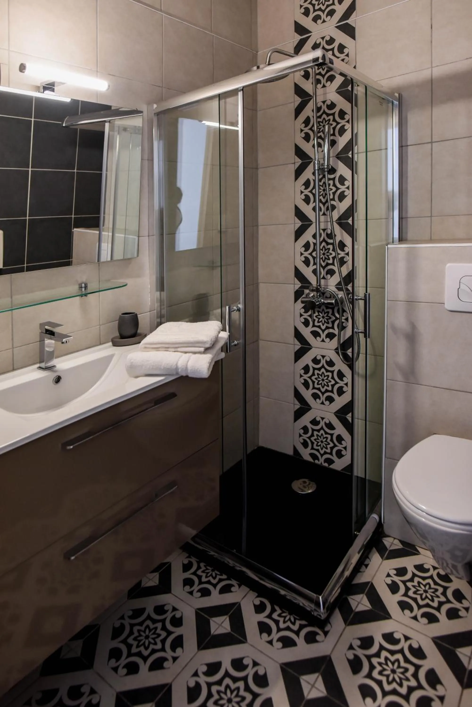 Shower in Logis Hôtel Emeraude des Bois