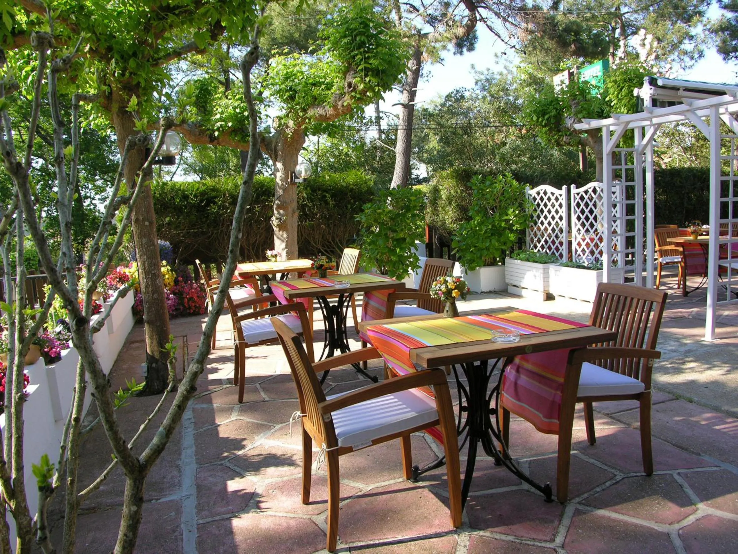 Patio in Logis Hôtel Emeraude des Bois