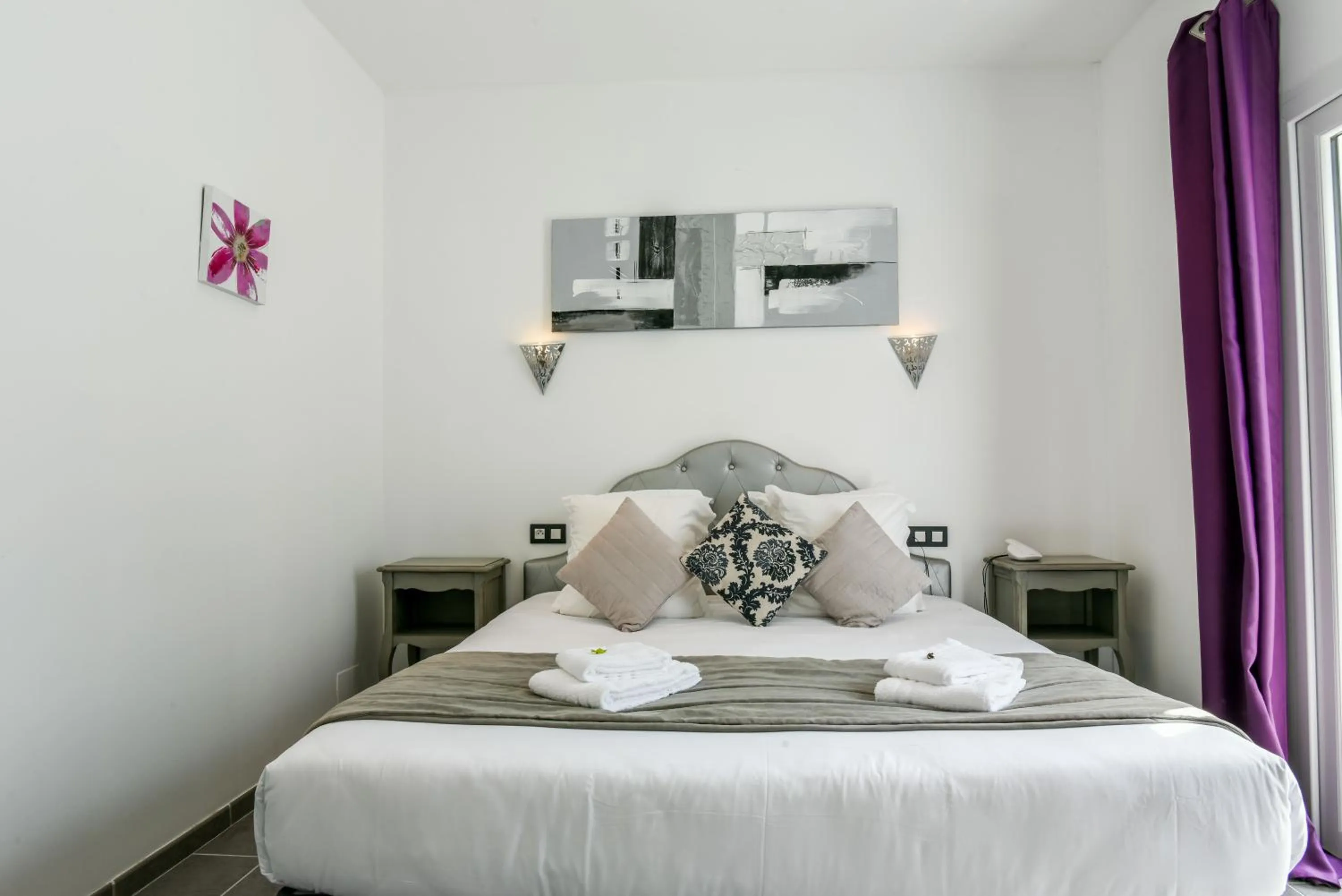 Bed in Logis Hôtel Emeraude des Bois