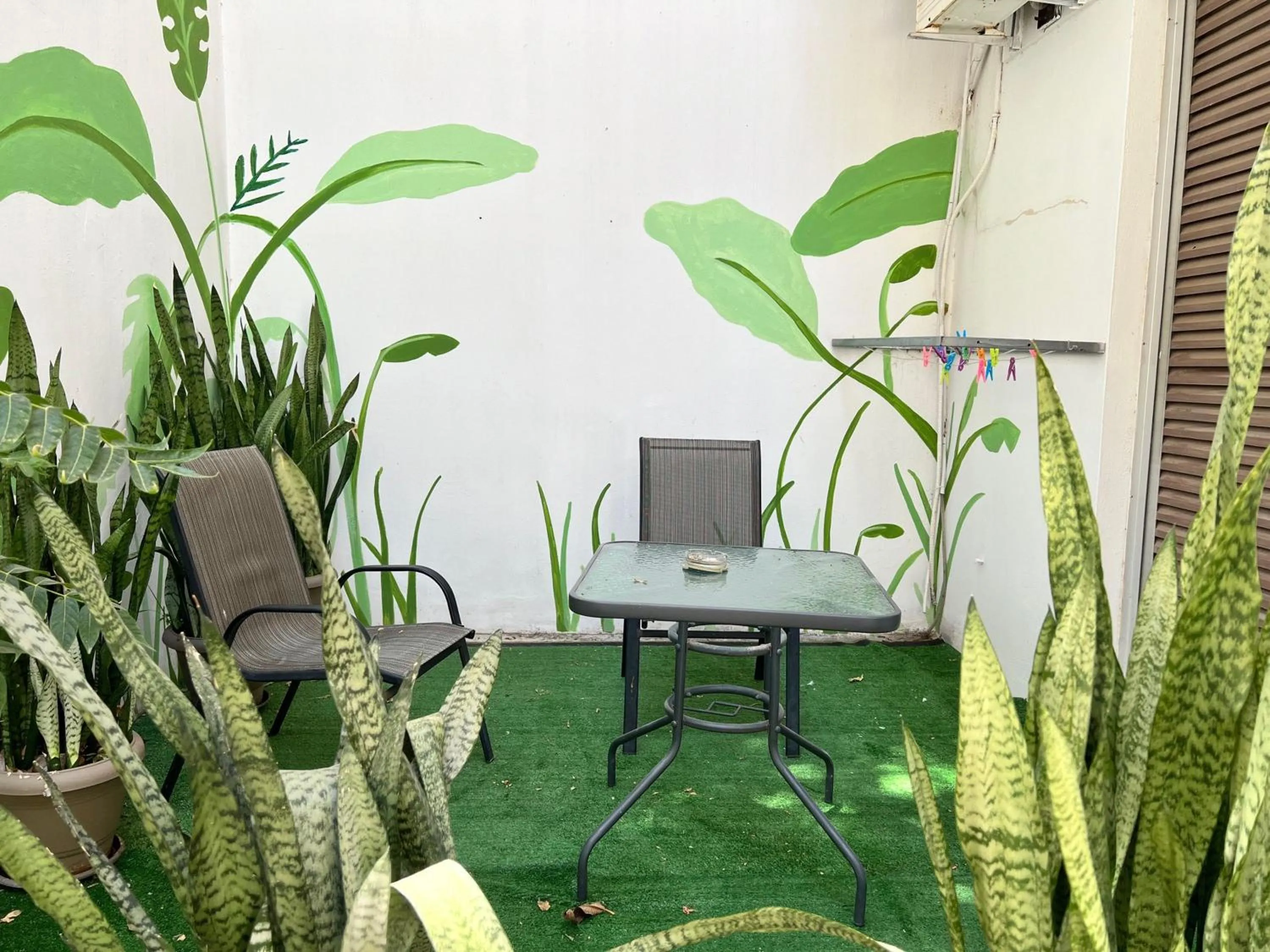 Patio in City Center Studios by Cretan Houses