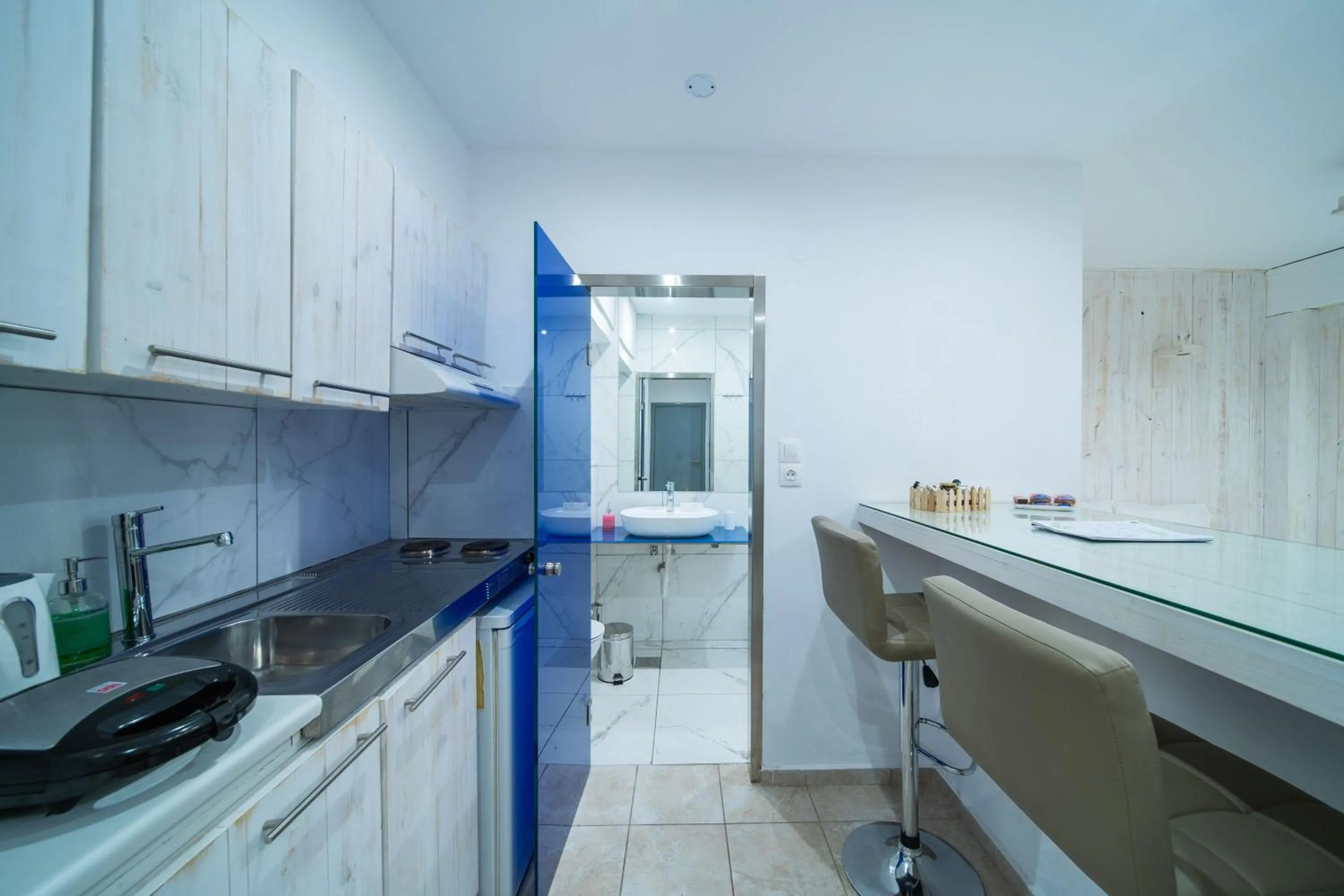 Bathroom in City Center Studios by Cretan Houses