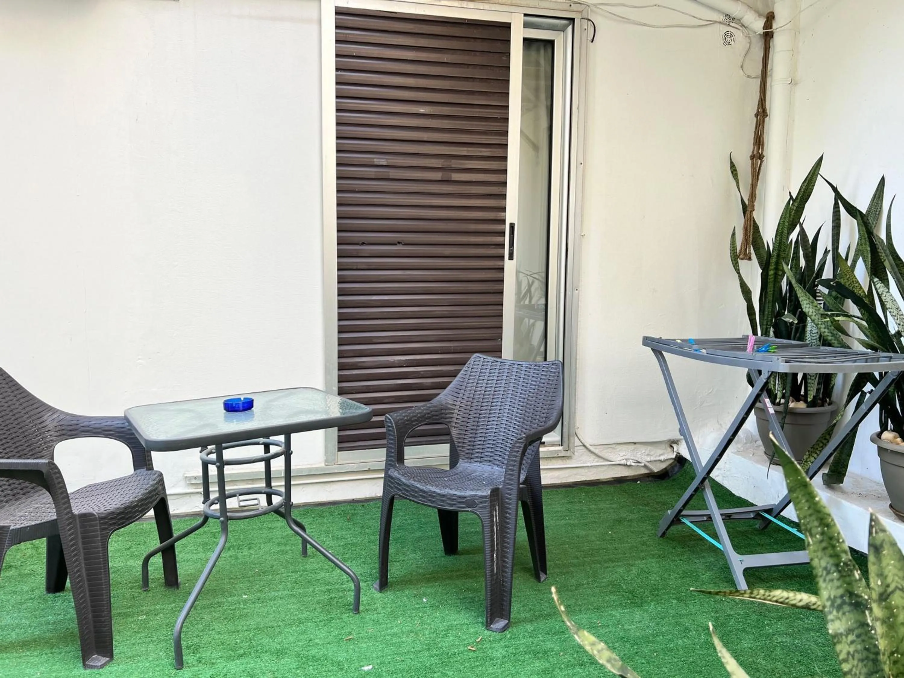 Patio in City Center Studios by Cretan Houses